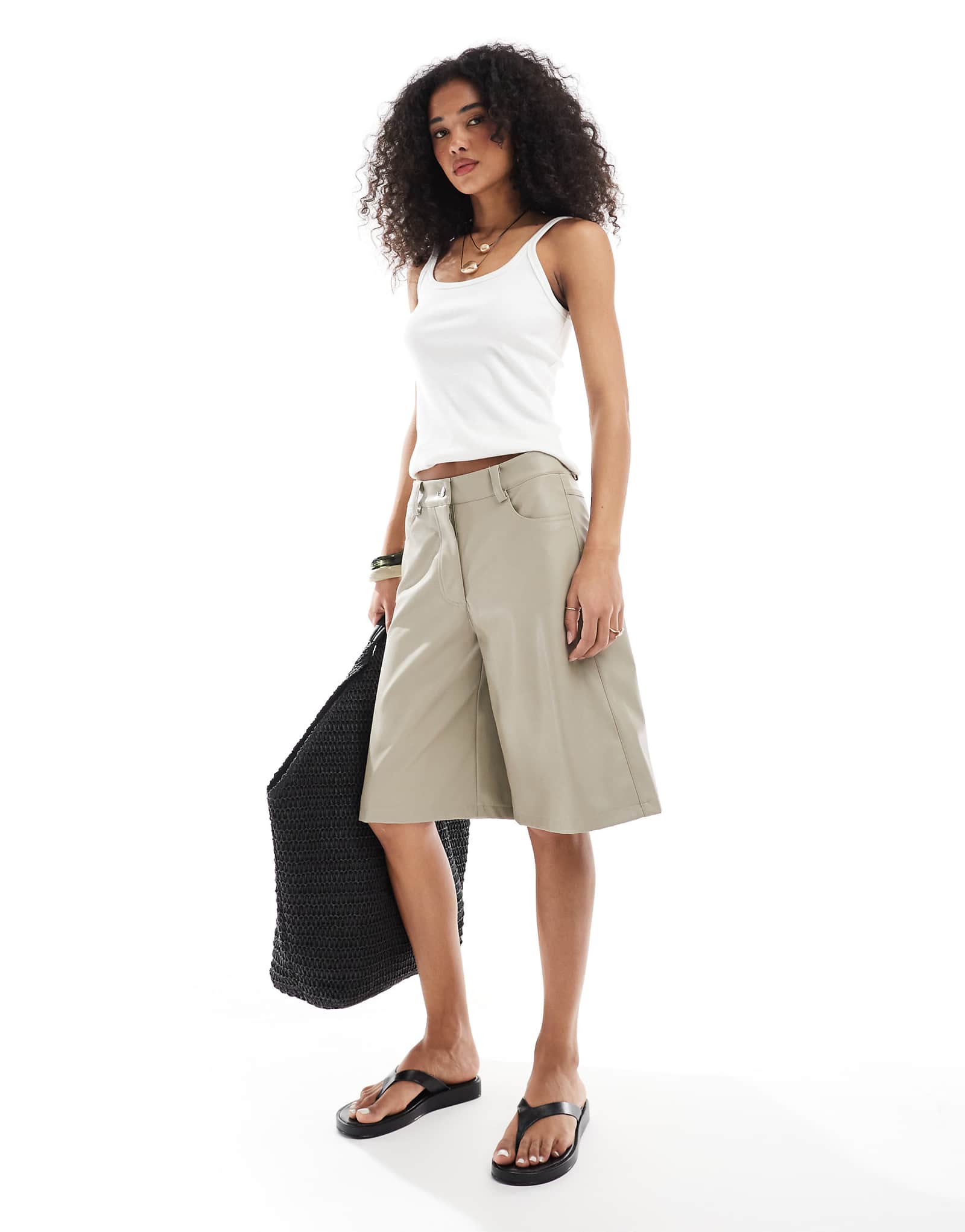 ДИЗАЙНЕРСКИЕ удлиненные шорты ASOS из искусственной кожи с отделкой под камень 9190₽