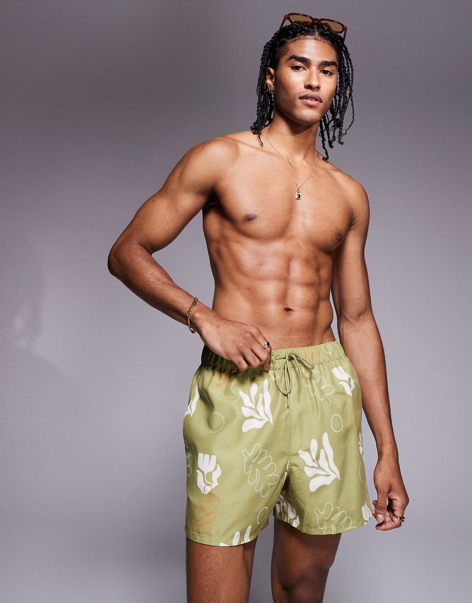 Короткие шорты для плавания ASOS DESIGN с растительным принтом зеленые 2590₽