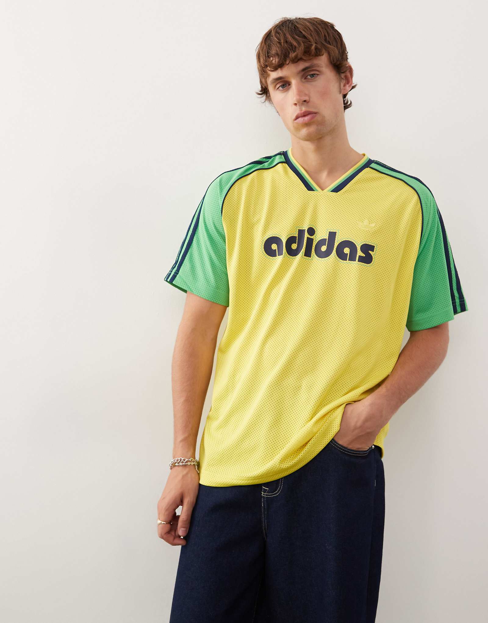 Спортивный трикотажный топ adidas Originals желтого и зеленого цветов 14290₽