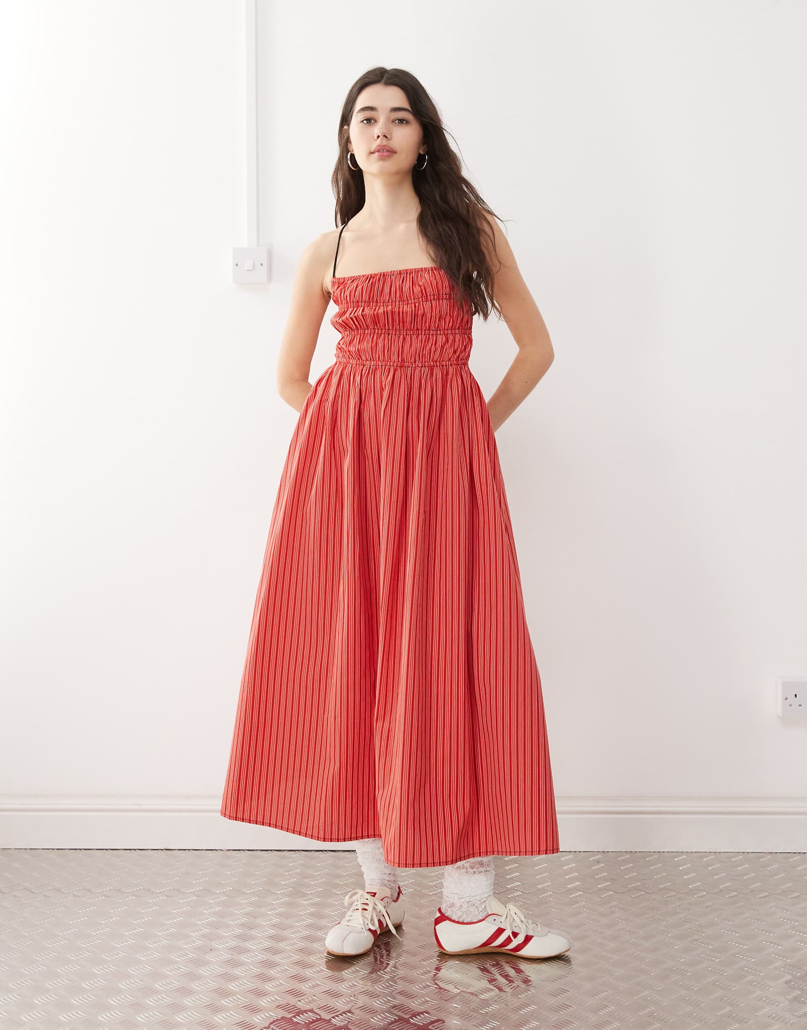 Тонкое миди-платье в красную полоску с оборками и узким верхом 2890₽