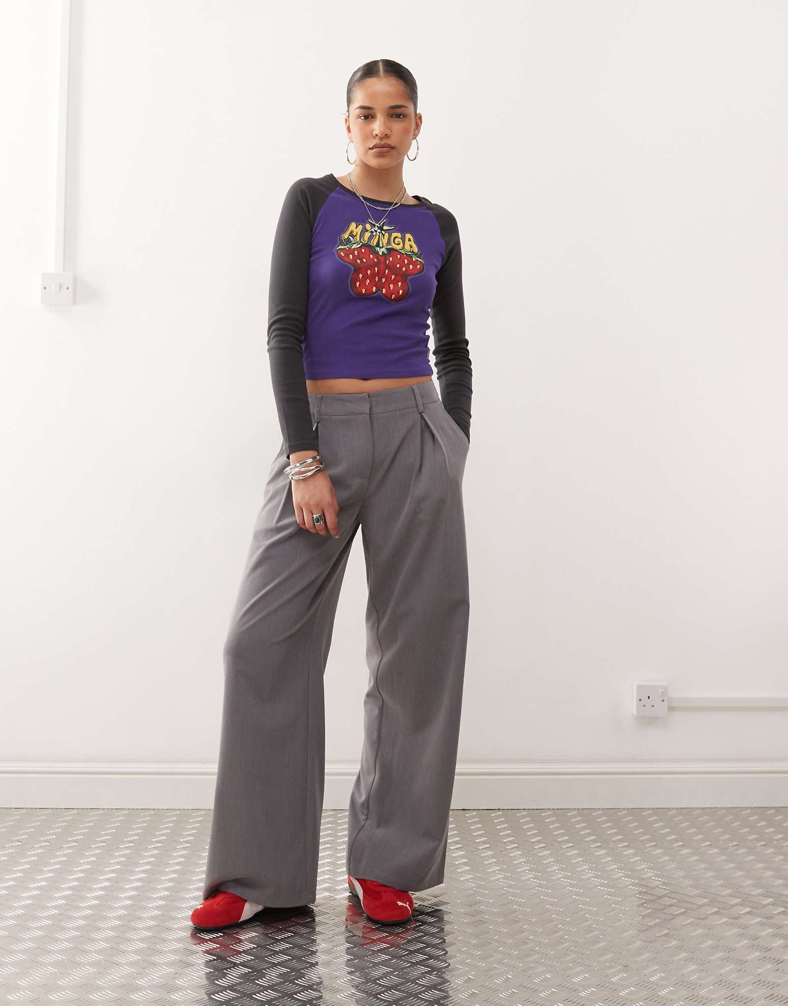 Брюки со складками на широких штанинах COLLUSION серого цвета 12290₽