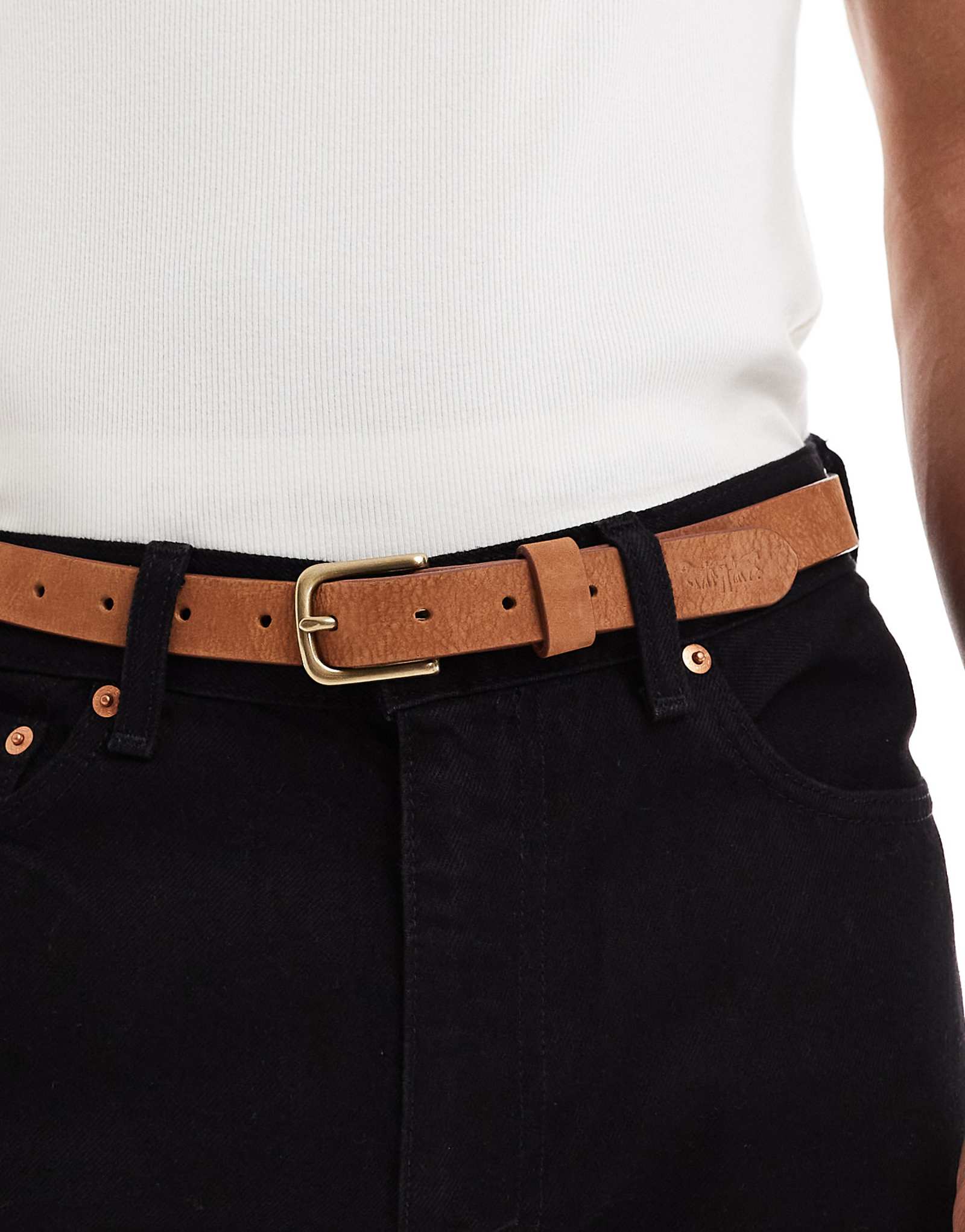 Узкий кожаный ремень Levis коричневого цвета 12490₽