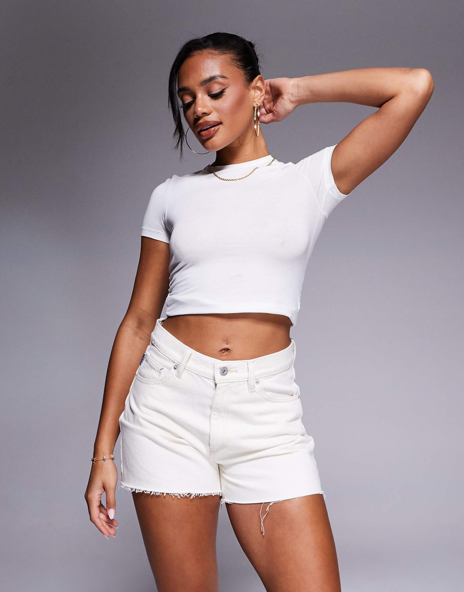 Джинсовые шорты Hugo Blue светло-бежевого цвета 8990₽