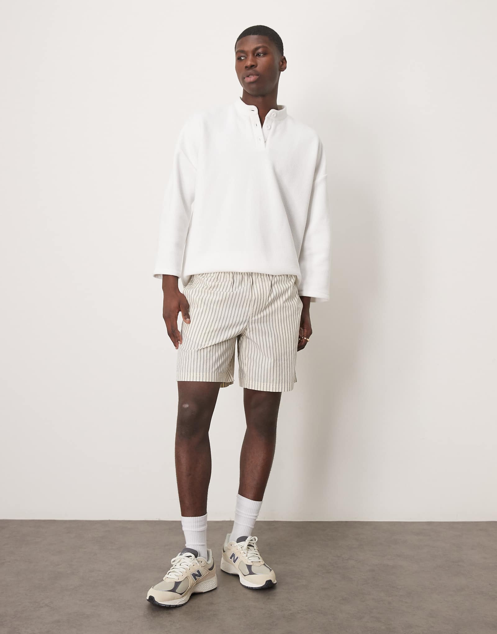 Джинсы Calvin Klein надеваются на шорты коричневого цвета 15490₽