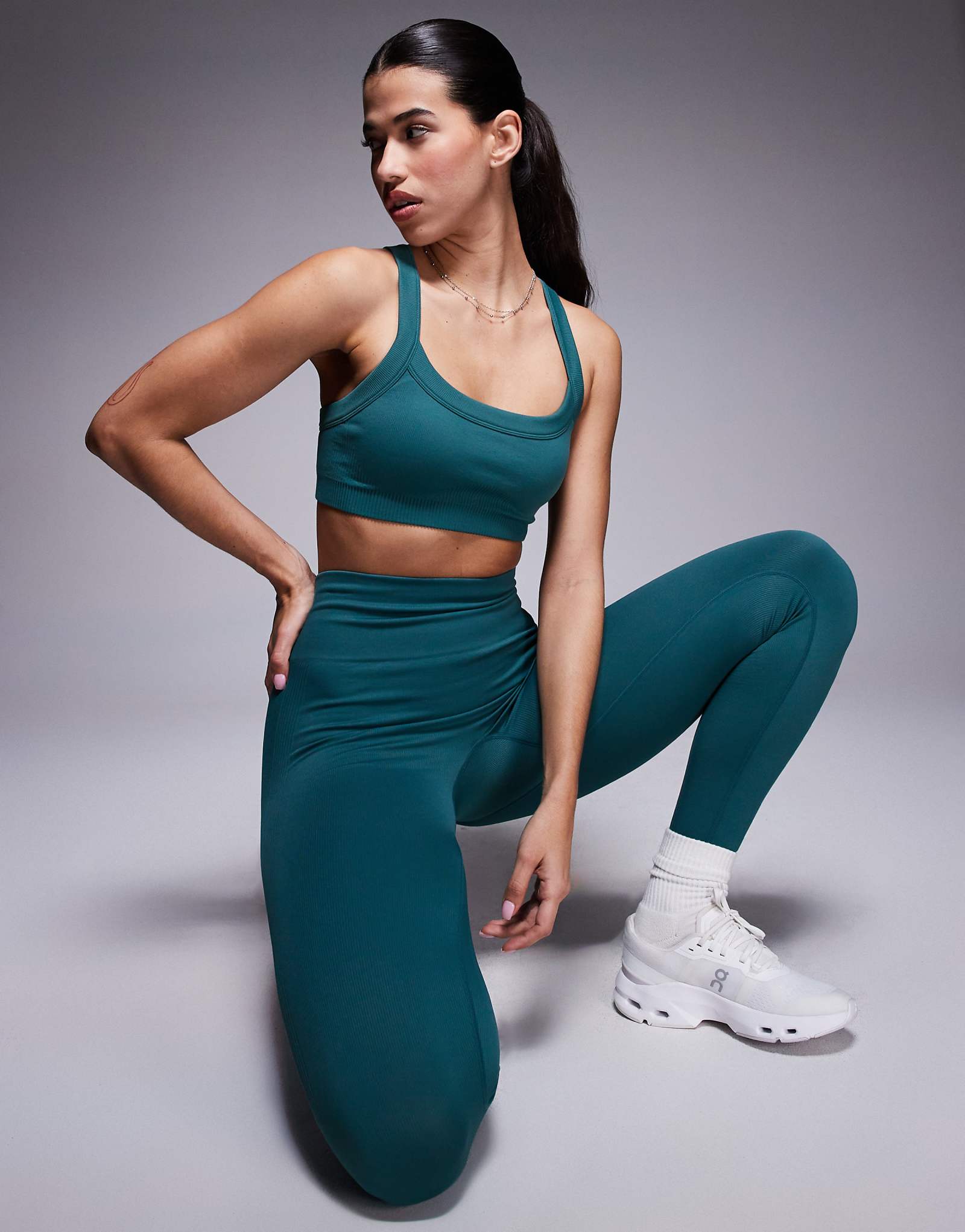 4505 Бесшовные спортивные леггинсы с завышенной талией в форме песочных часов из морской пены 6090₽