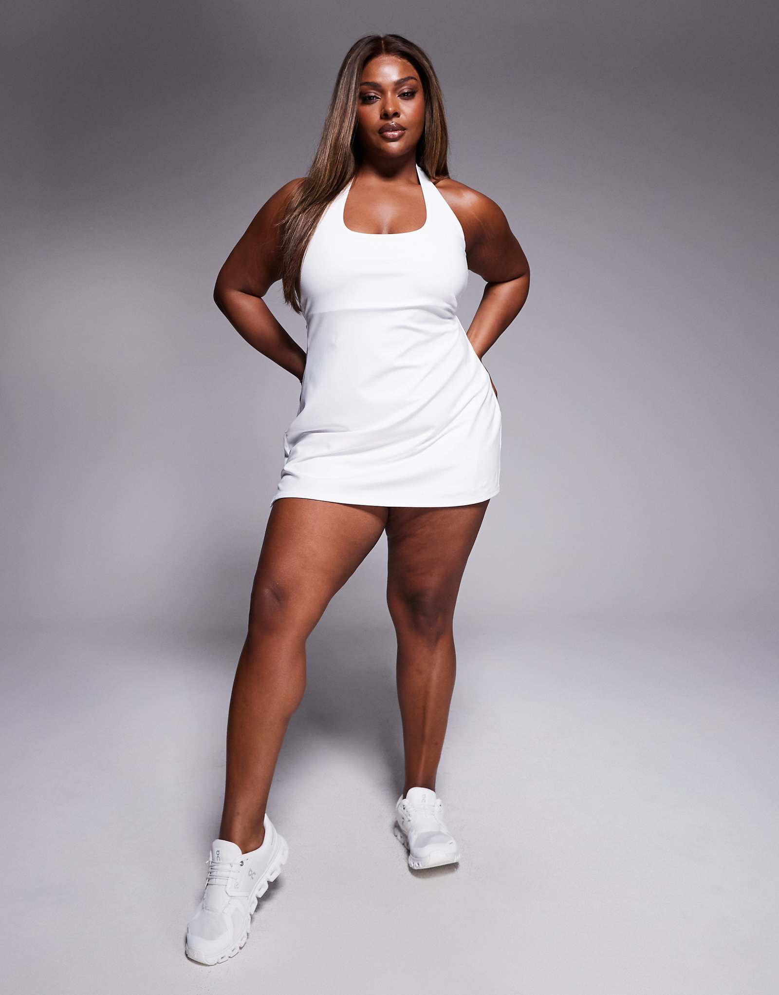 4505 Белое теннисное платье Curve active с воротником-стойкой и нижними шортами 9190₽