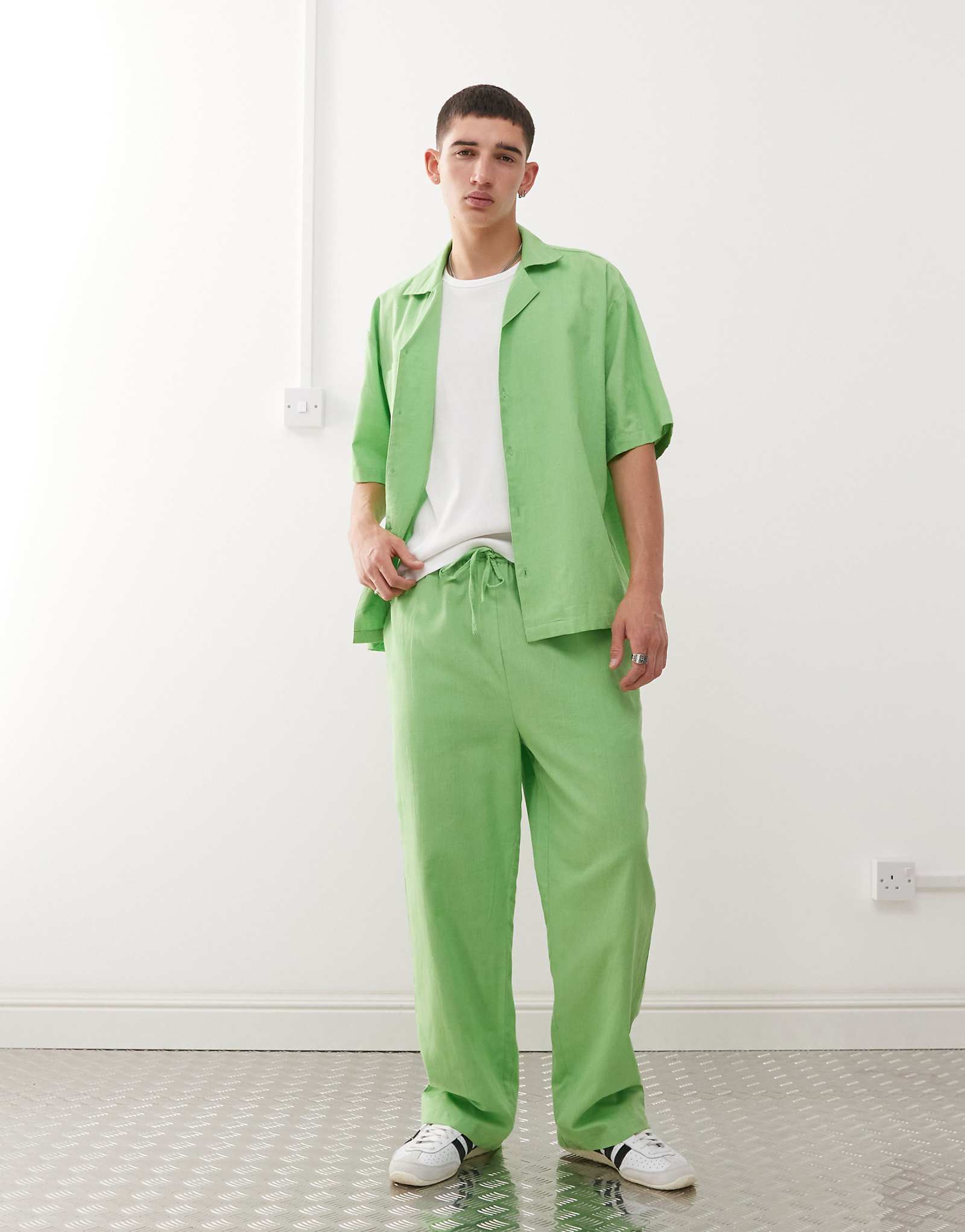 Брюки из текстурированной ткани COLLUSION светло-зеленого цвета 8790₽