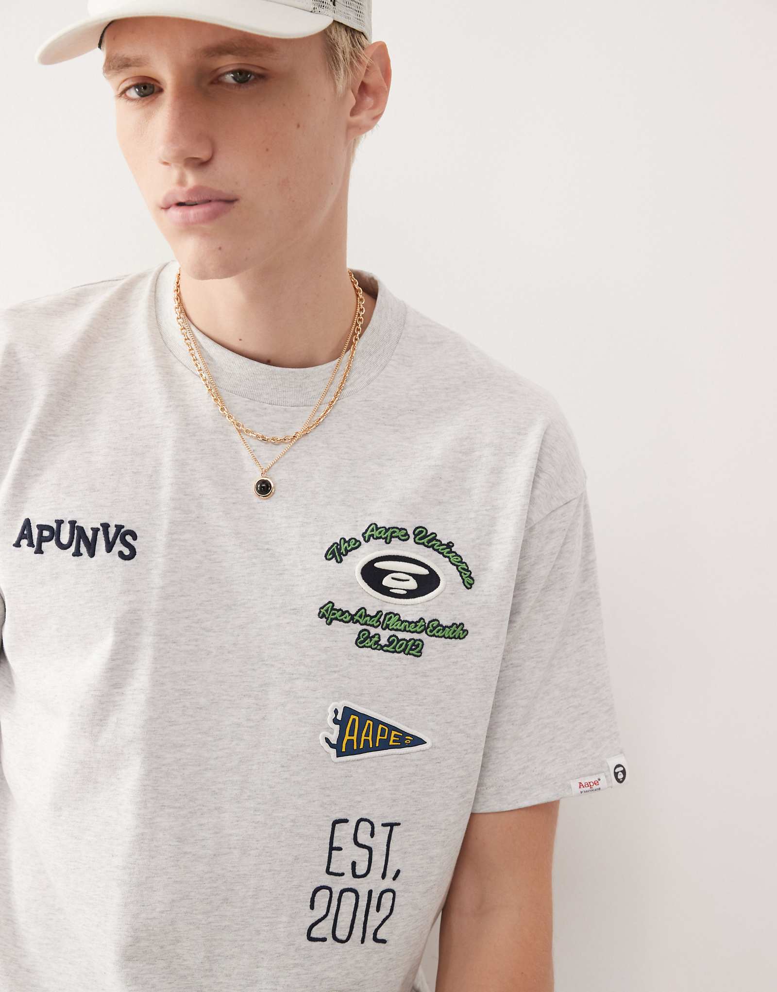 Облегающая футболка AAPE BY A BATHING APE серого цвета с разноцветной вышивкой в стиле колледжа 20190₽