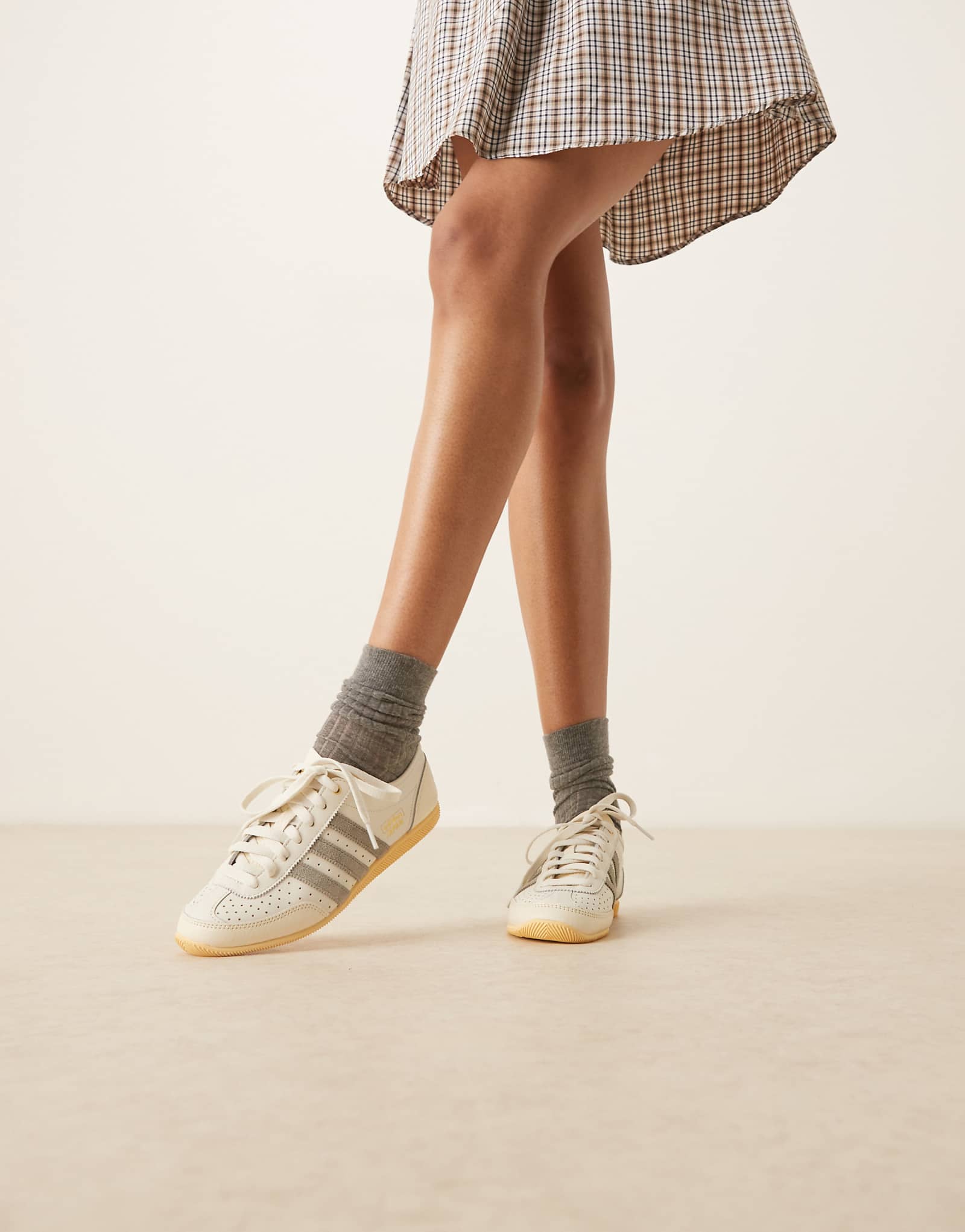 Кроссовки adidas Originals Japan Decon белого и серого цветов 26490₽