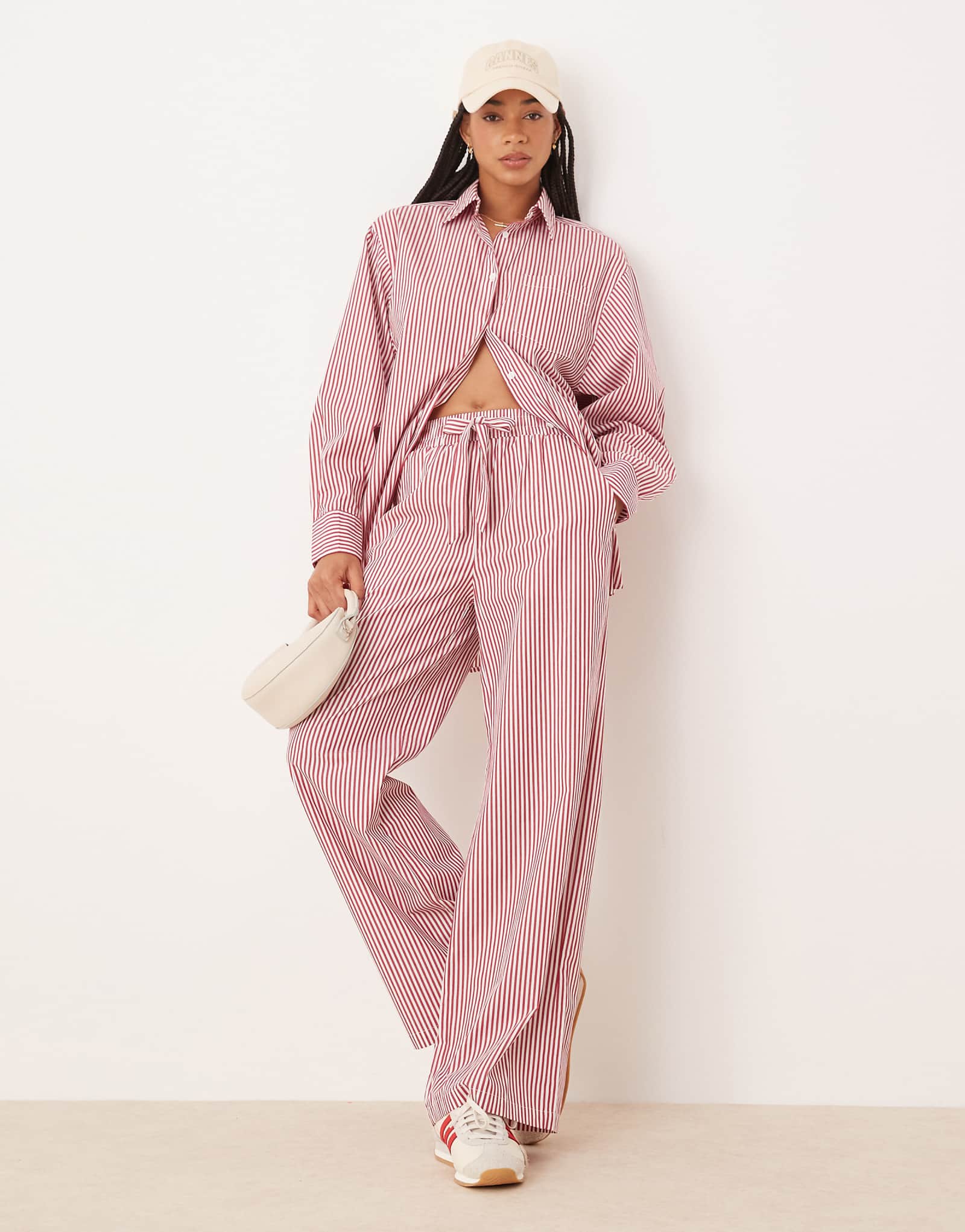 Гламурные брюки из поплина в красную полоску - часть комплекта 7090₽