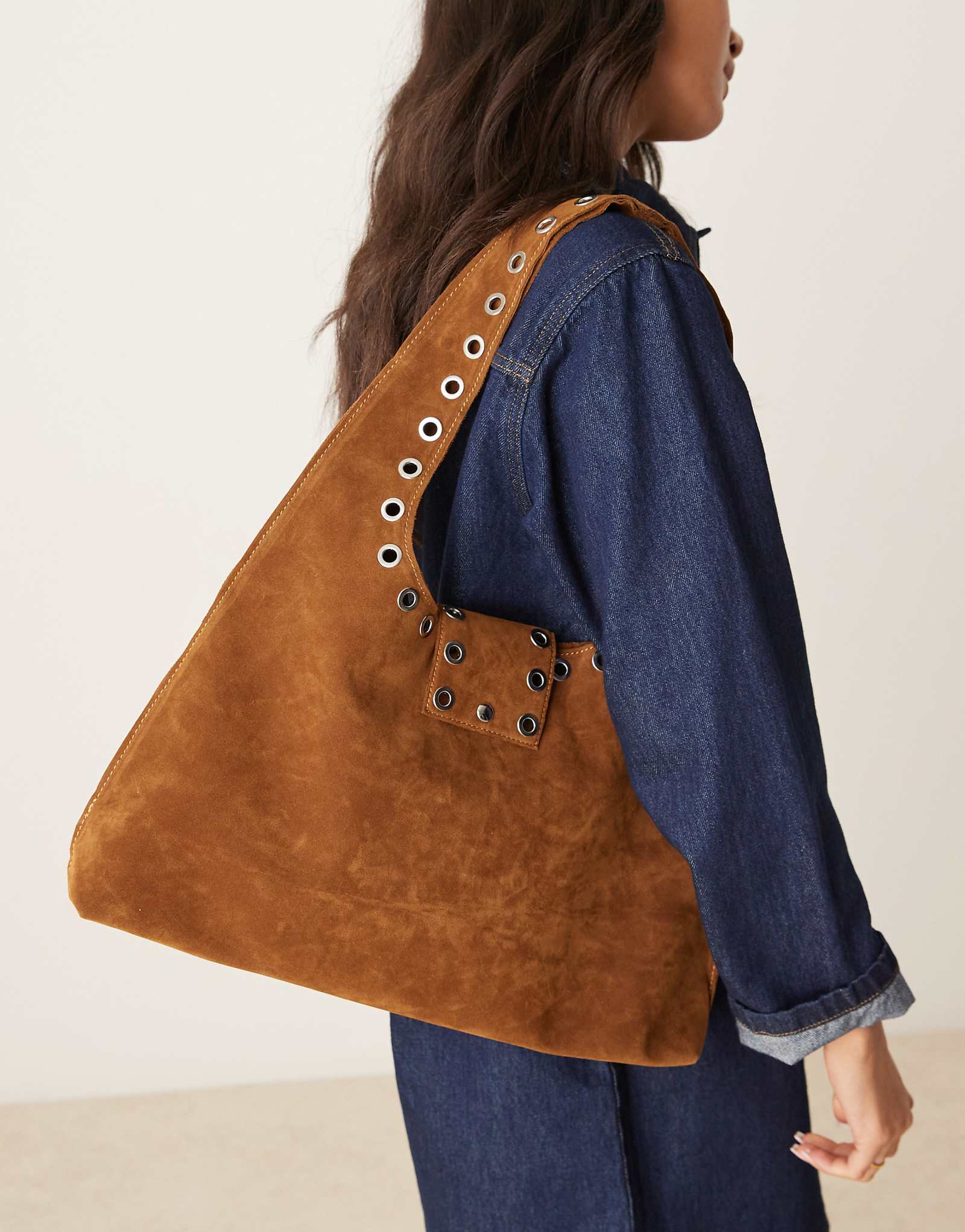 Гламурная сумка-тоут из искусственной замши с крылышками и заклепками бежевого цвета 9990₽