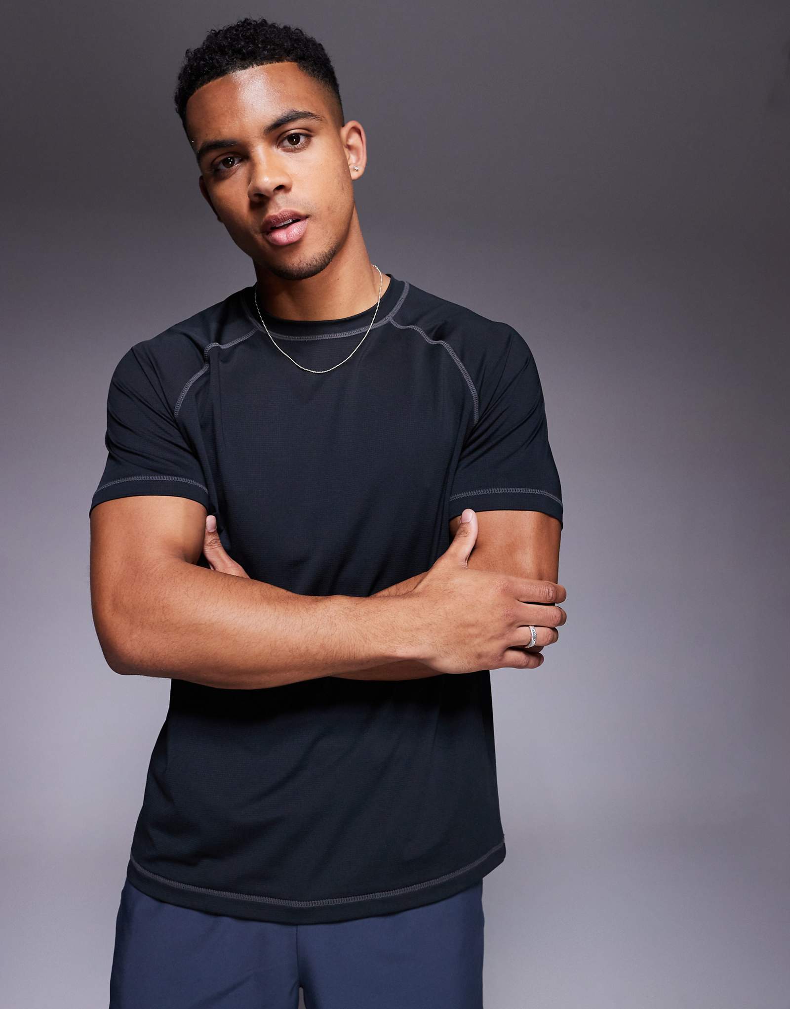 4505 тренировочная футболка из сетчатого материала с контрастными швами черного цвета 5690₽