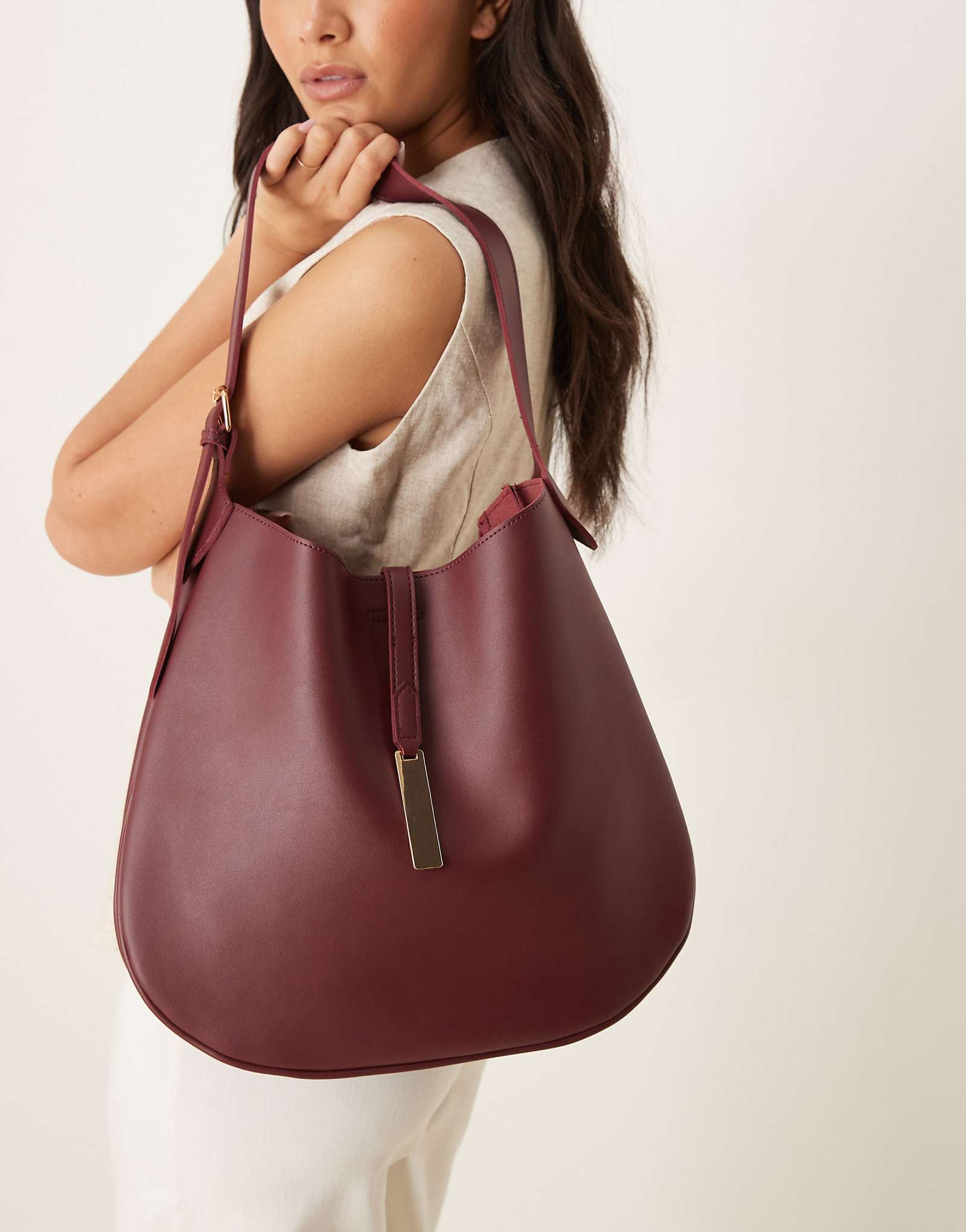 Гламурная объемная сумка через плечо с застежкой бордового цвета 9390₽