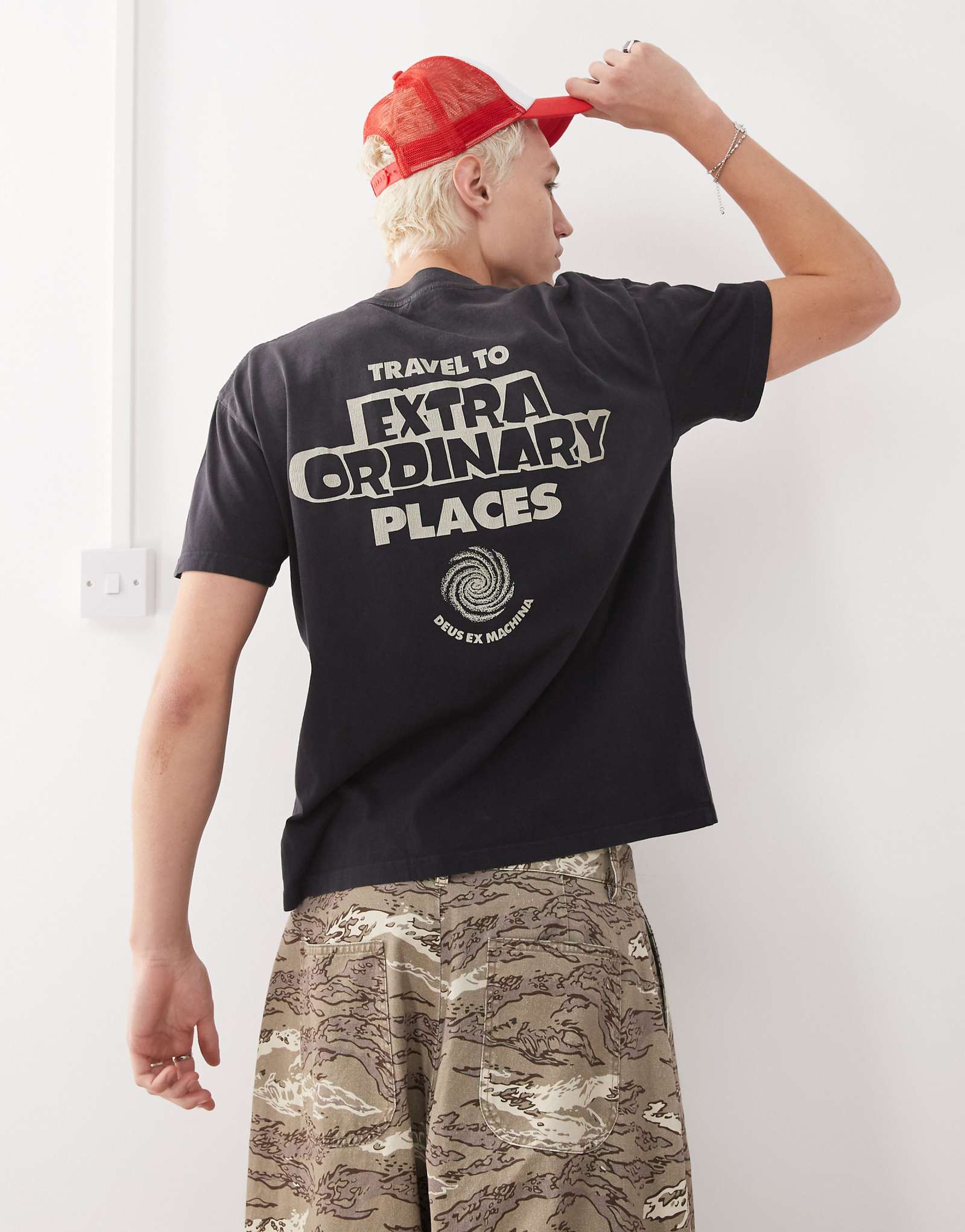 Футболка с изображением небесного стержня Deus Ex Machina серого цвета 12690₽