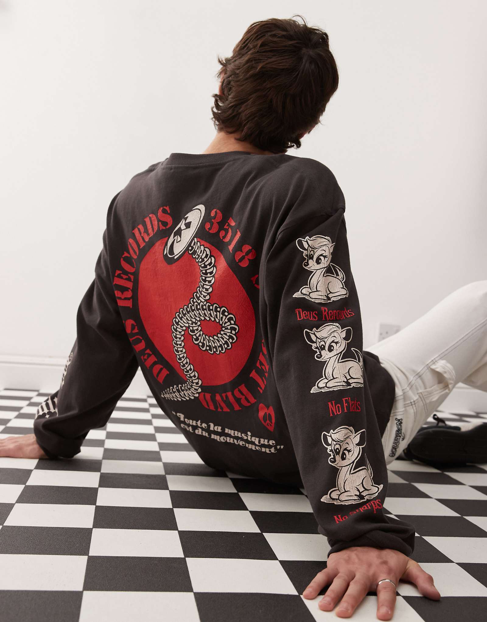 Футболка с длинным рукавом и рисунком танцующего призрака Deus Ex Machina серого цвета 21890₽