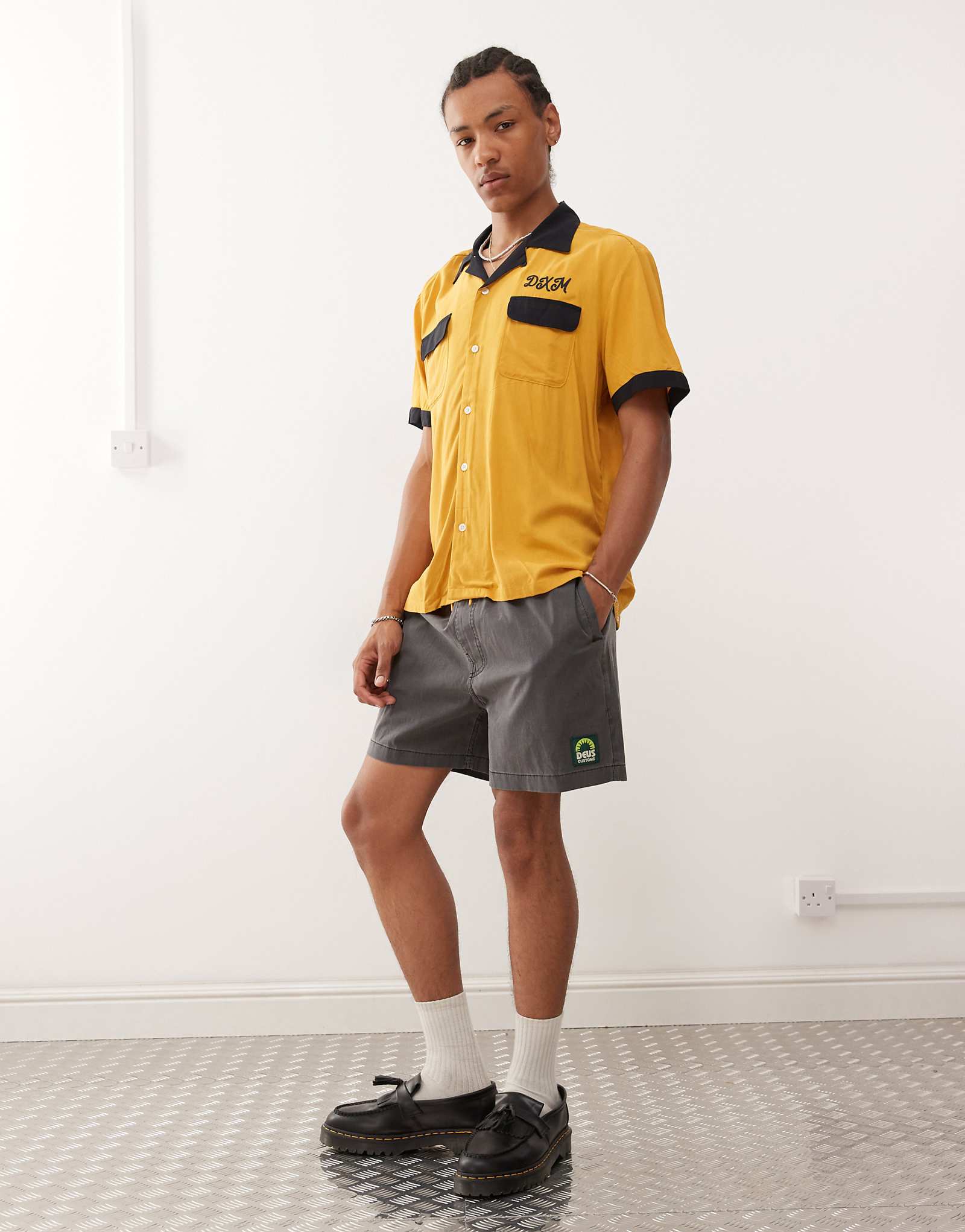 Шорты для кислотной стирки Deus Ex Machina sandbar серого цвета 17790₽