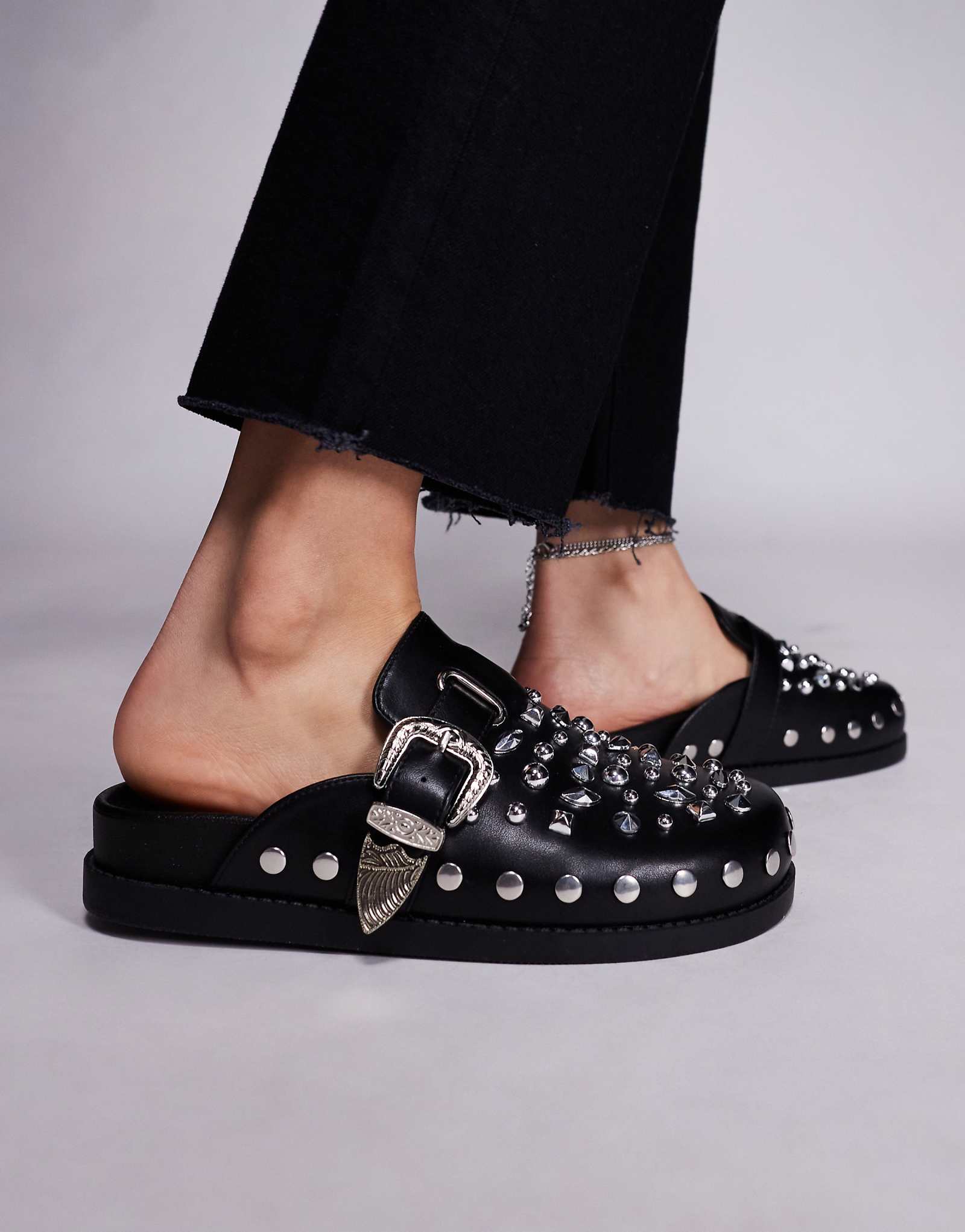 Черные мулы в западном стиле с шипами от Азалии Ванг