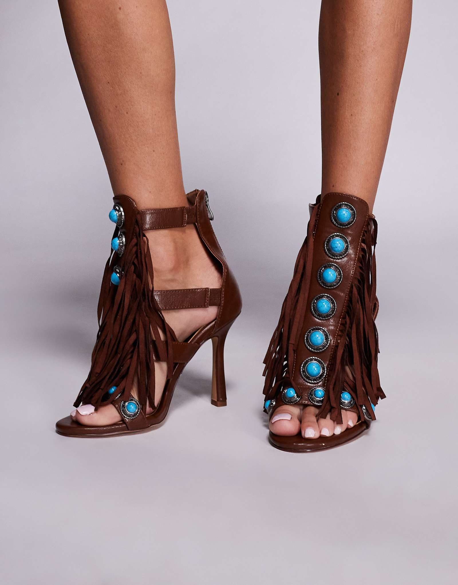 Коричневые босоножки с кисточками из сумаха Azalea Wang украшенные сумахом 29390₽