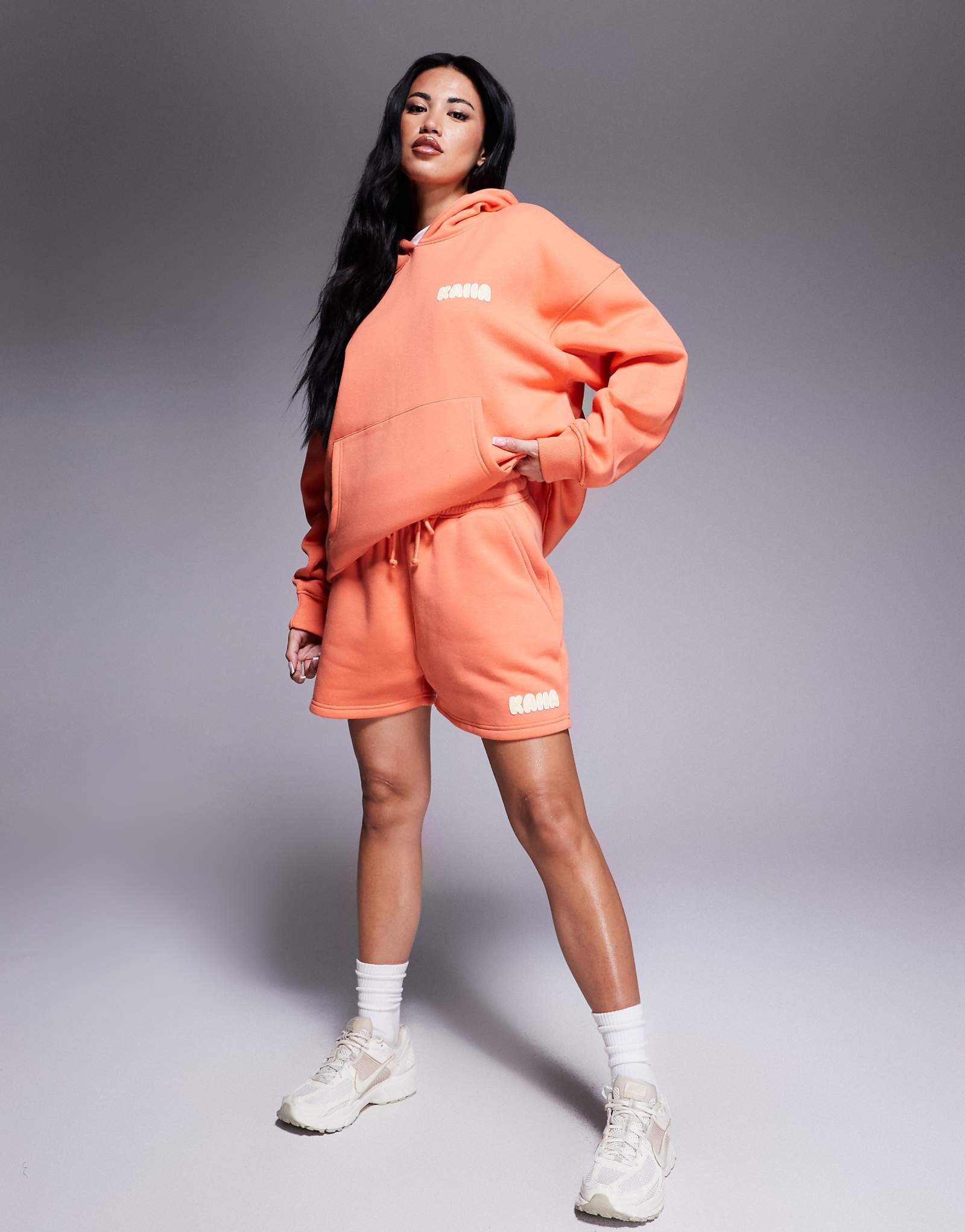 Спортивные шорты с логотипом Kaiia puff оранжевого и желтого цветов - часть комплекта