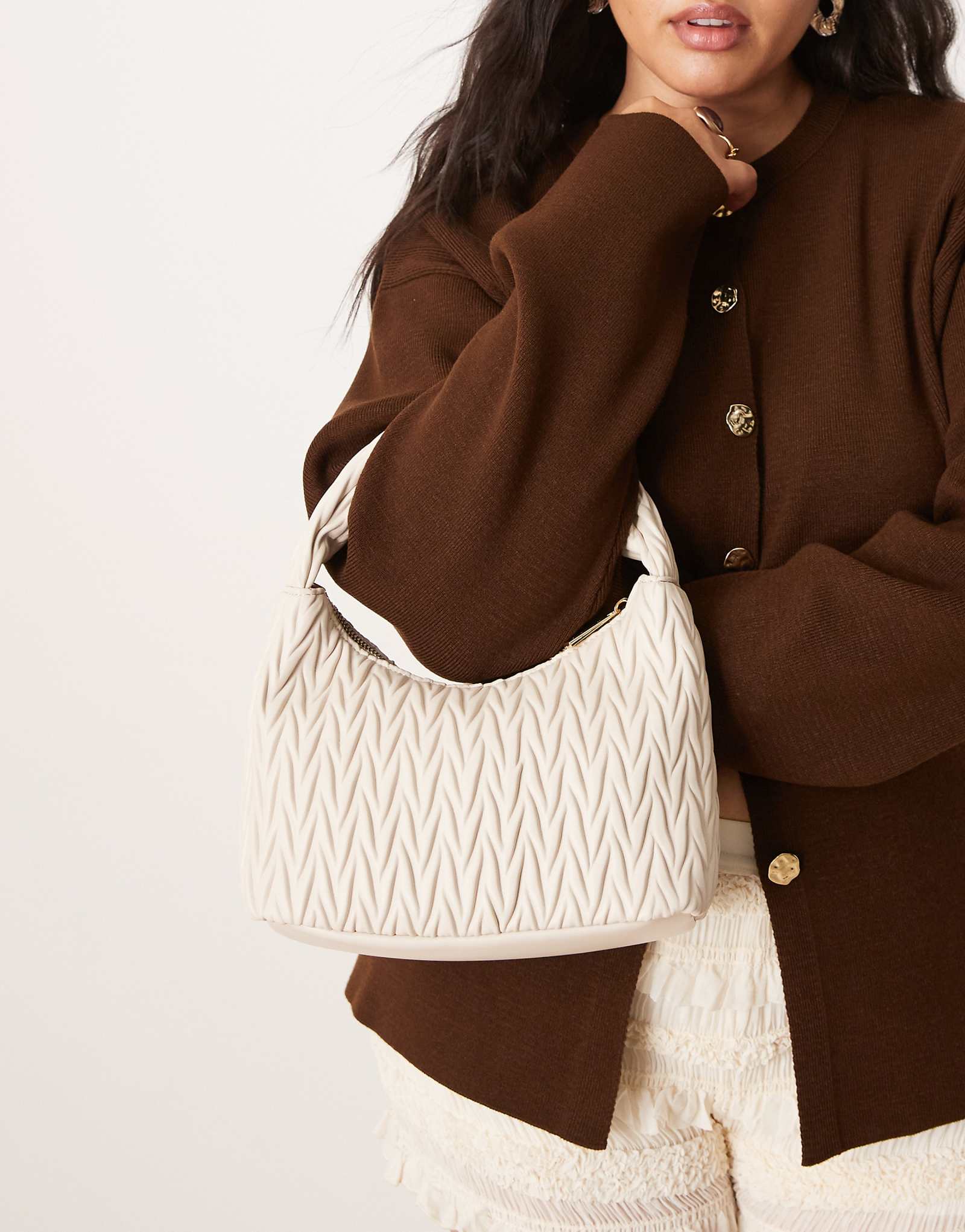 Дополните аксессуарами стеганую сумку для переноски кремового цвета 10590₽