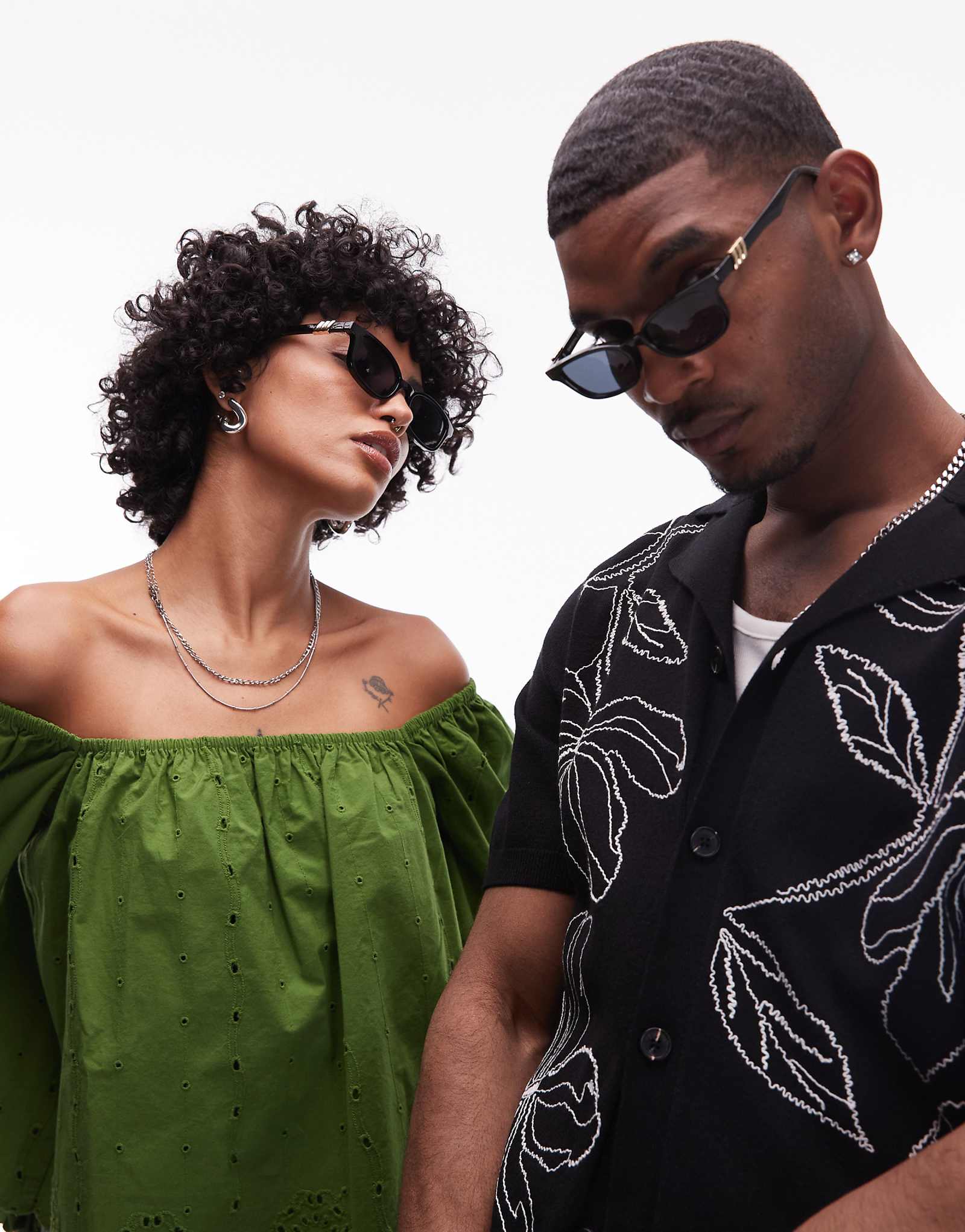 Тонкие прямоугольные солнцезащитные очки Le Specifics confidential в черном и дымчато-монохромном исполнении