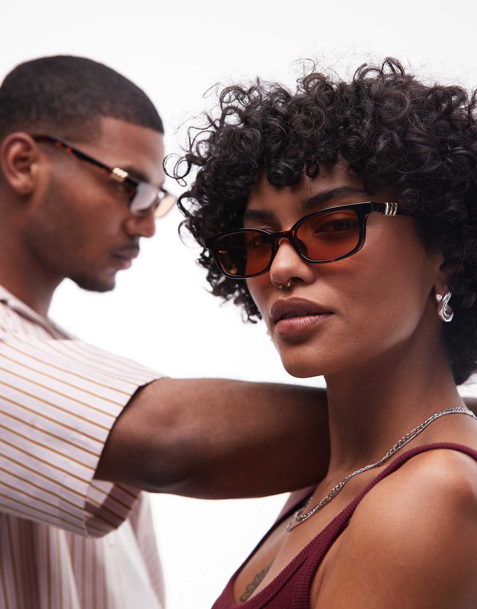 Тонкие прямоугольные солнцезащитные очки Le Species confidential темно-синего цвета с янтарными линзами 10890₽