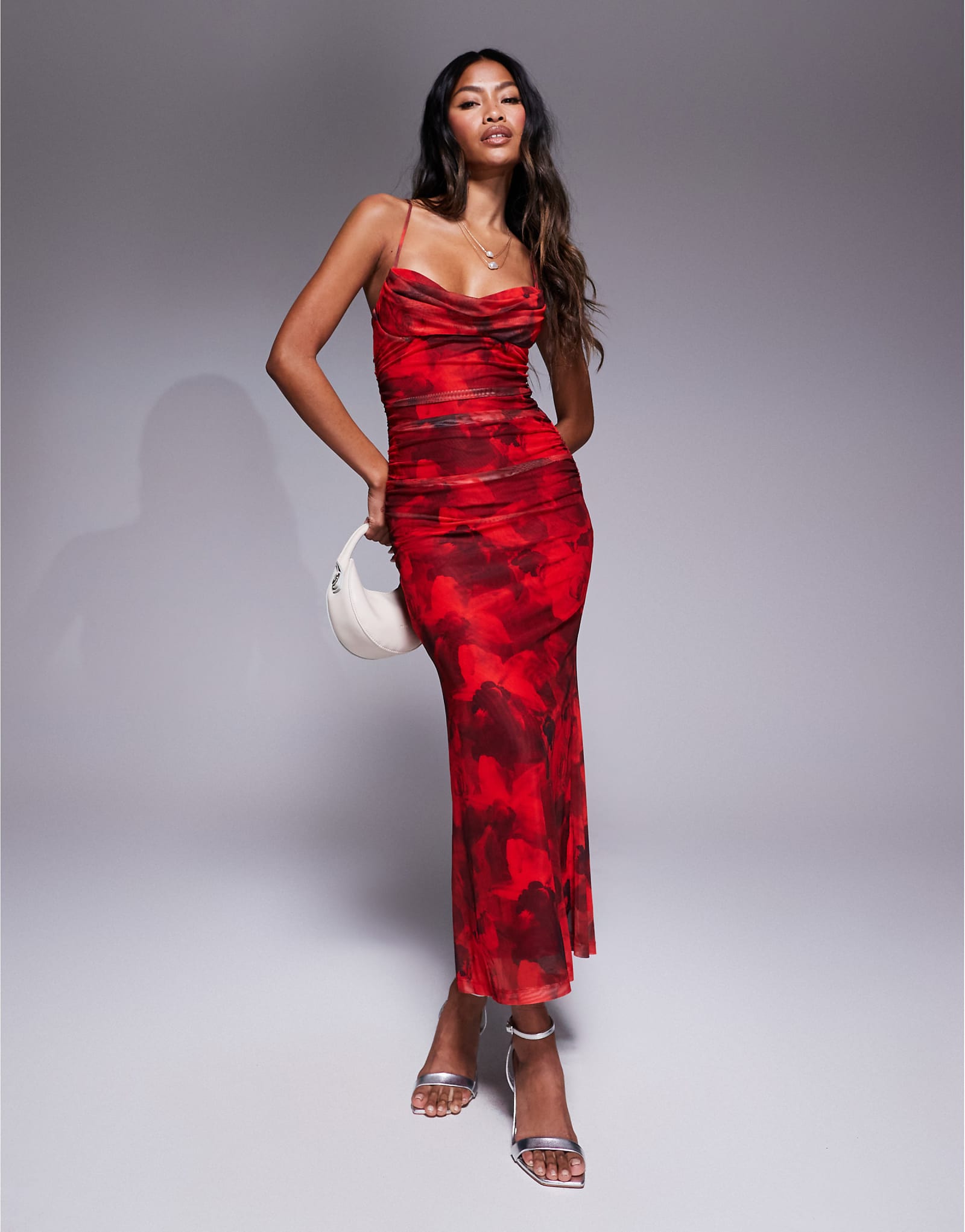 Сетчатое макси-платье с вырезом лодочкой в виде любовного треугольника с принтом красных роз