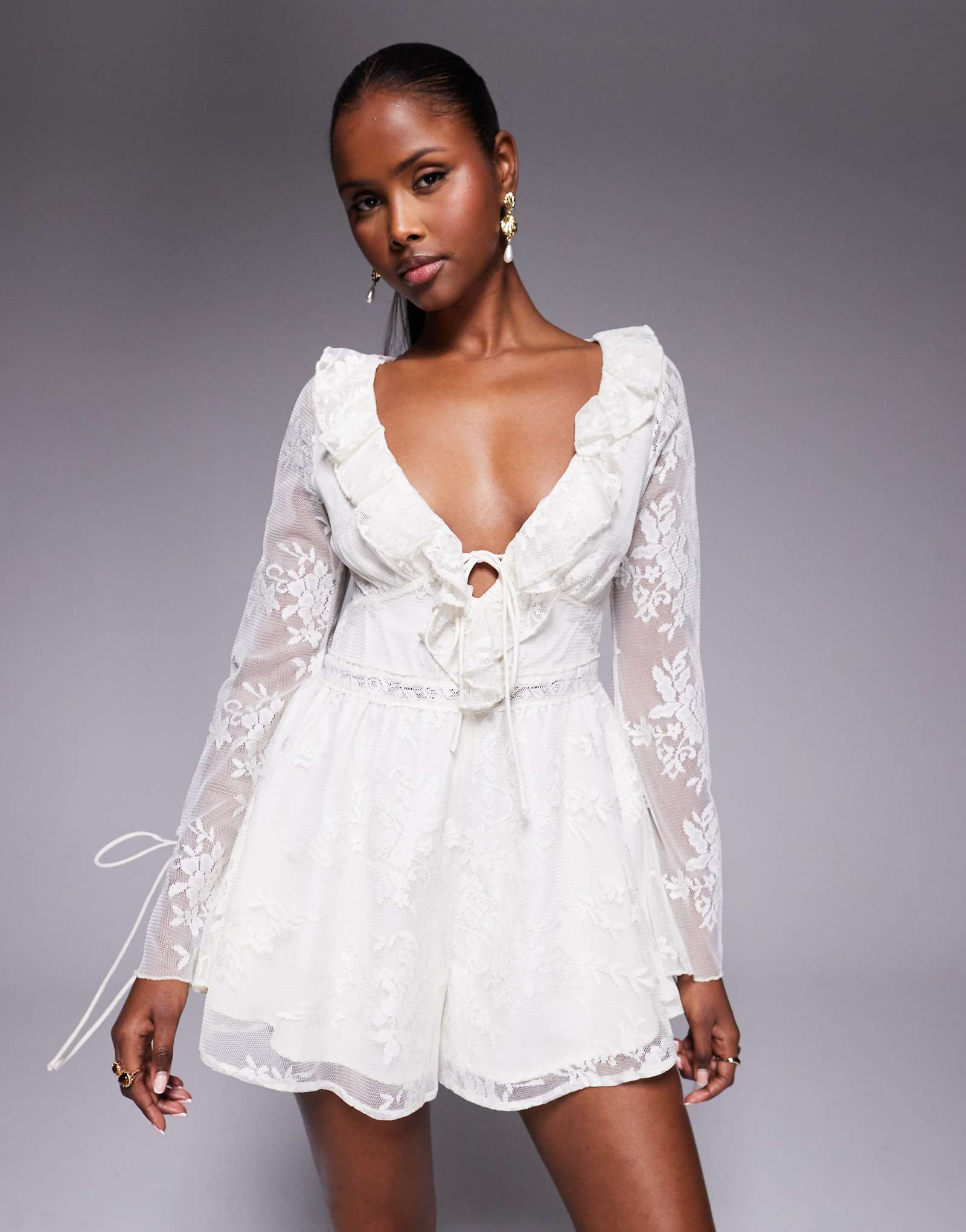 Кружевной комбинезон с оборками в виде любовного треугольника и завязками кремового цвета 21190₽