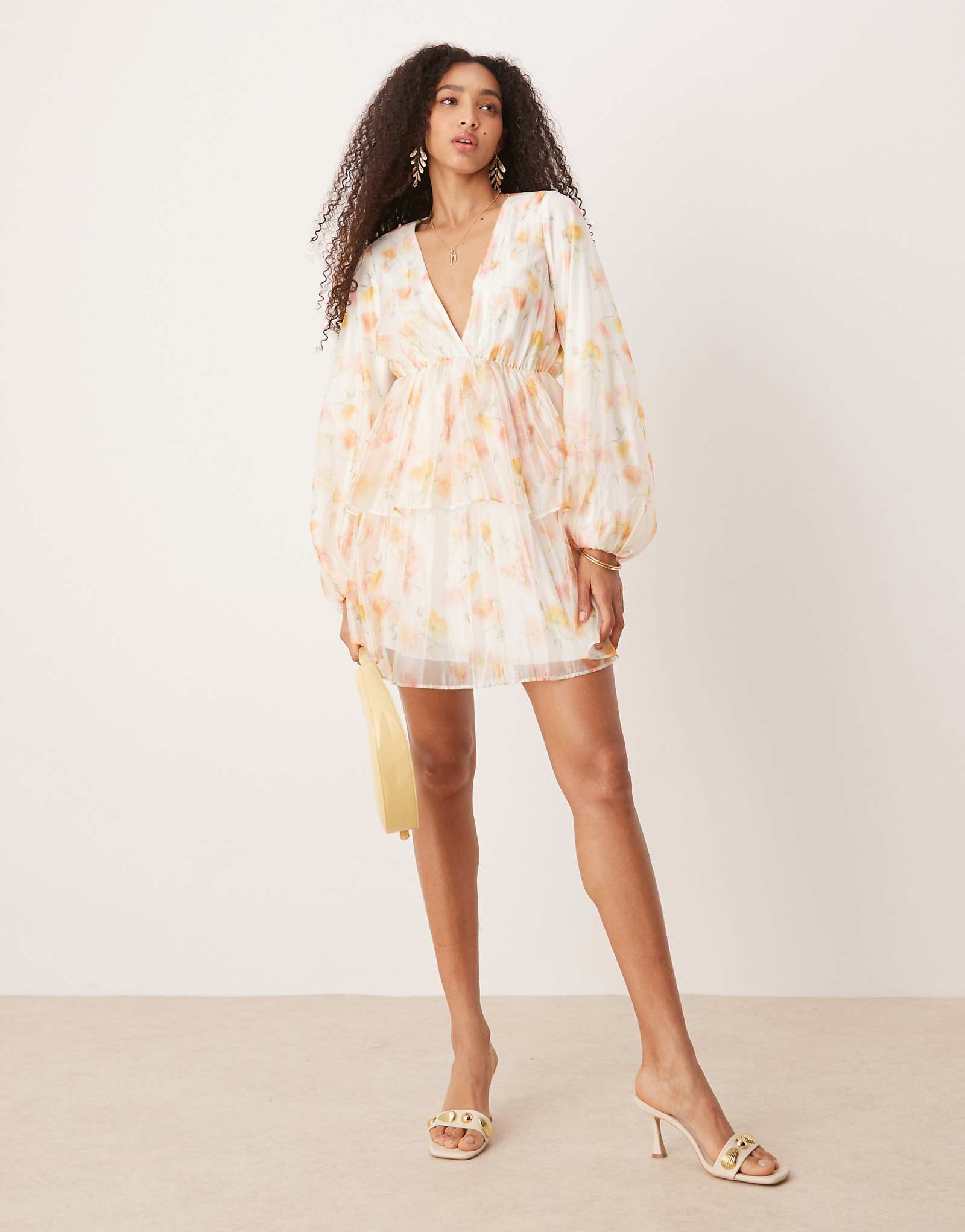 Мини-платье из трикотажа Gina с длинным рукавом и V-образным вырезом и акварельным принтом 17790₽