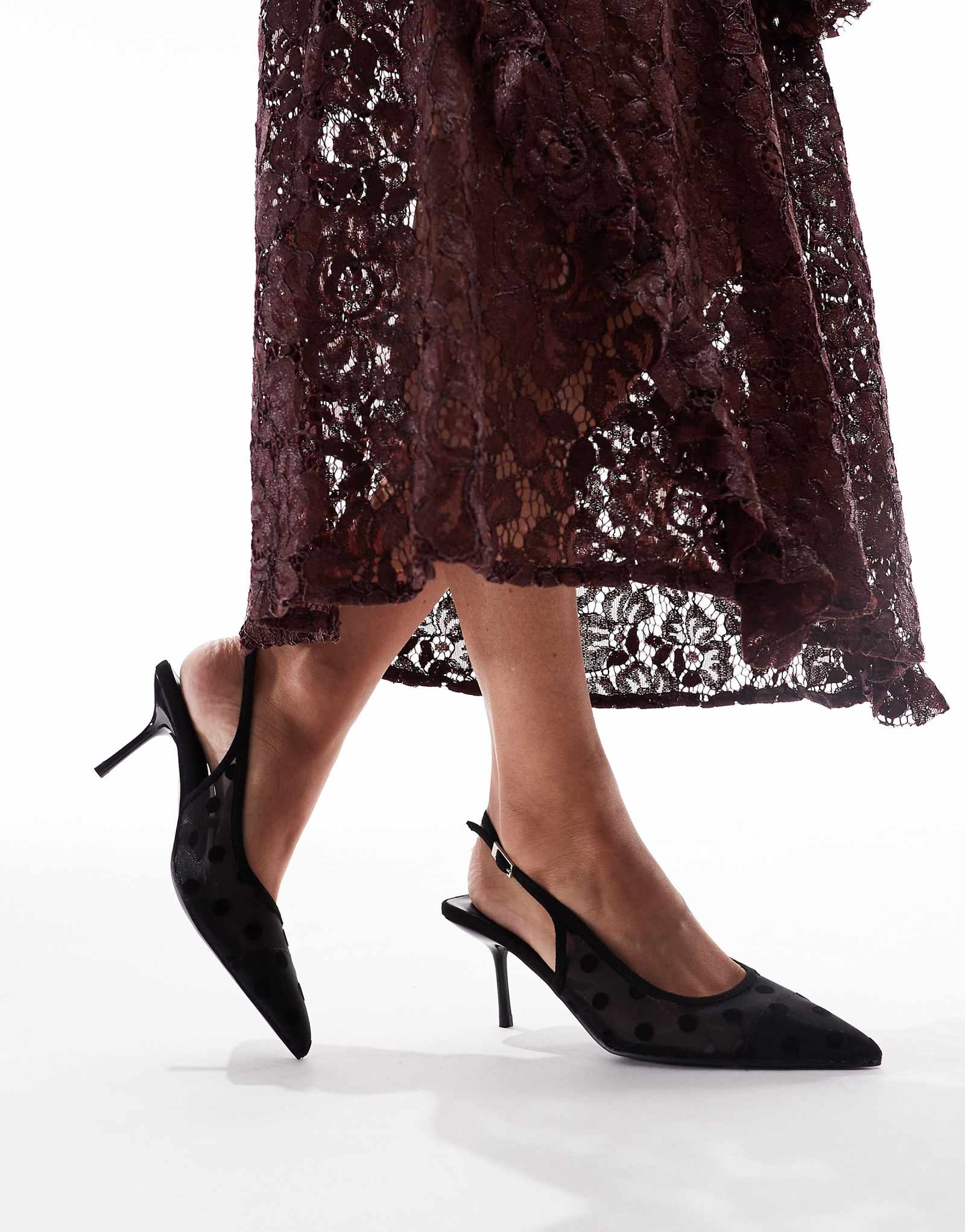 Гламурные туфли-лодочки на плоской подошве из сетки в черный горошек 7690₽