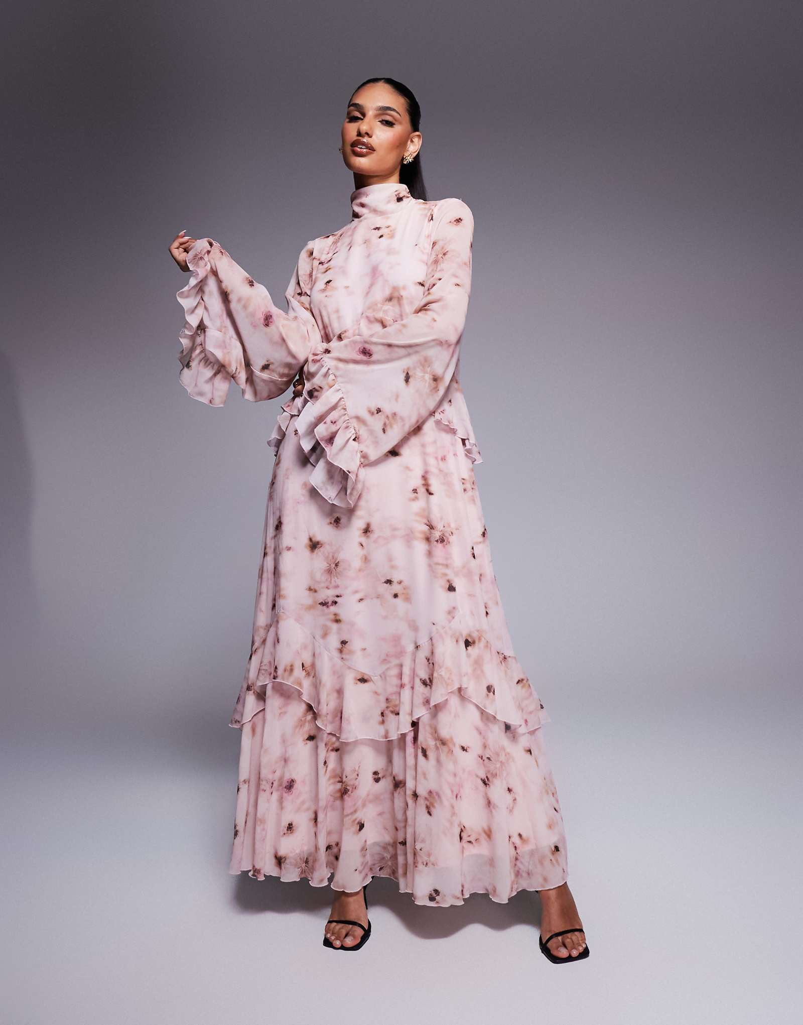 Макси-платье Daska с многослойными оборками и высоким вырезом горловины с розовым цветочным принтом 42490₽