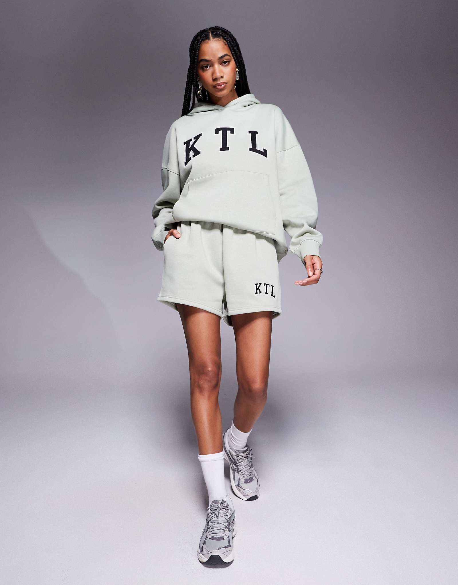 Спортивные шорты с логотипом Kaiia KTL цвета шалфея - часть комплекта 6490₽