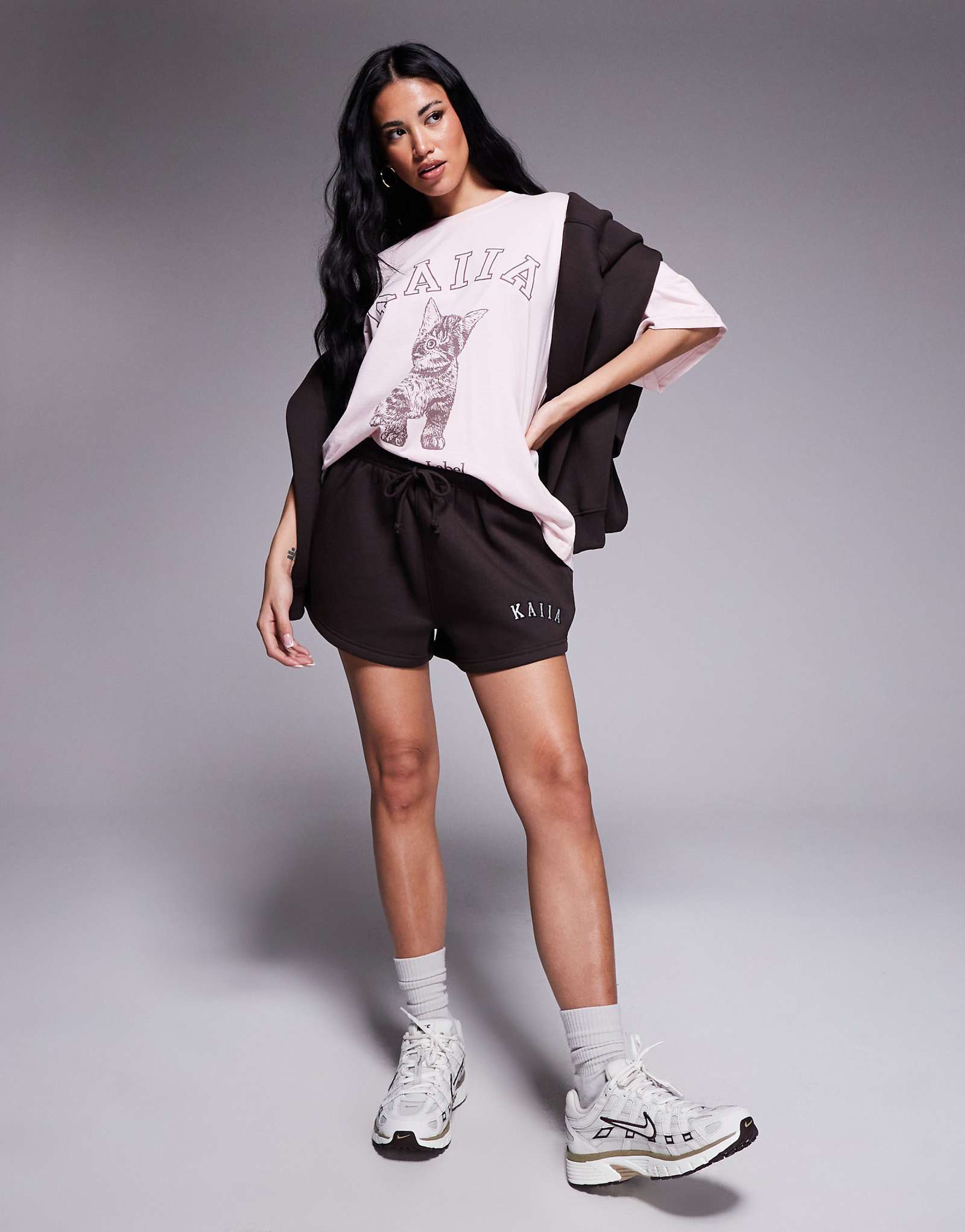 Спортивные шорты с вышитым логотипом Kaiia шоколадно-коричневого цвета - часть комплекта