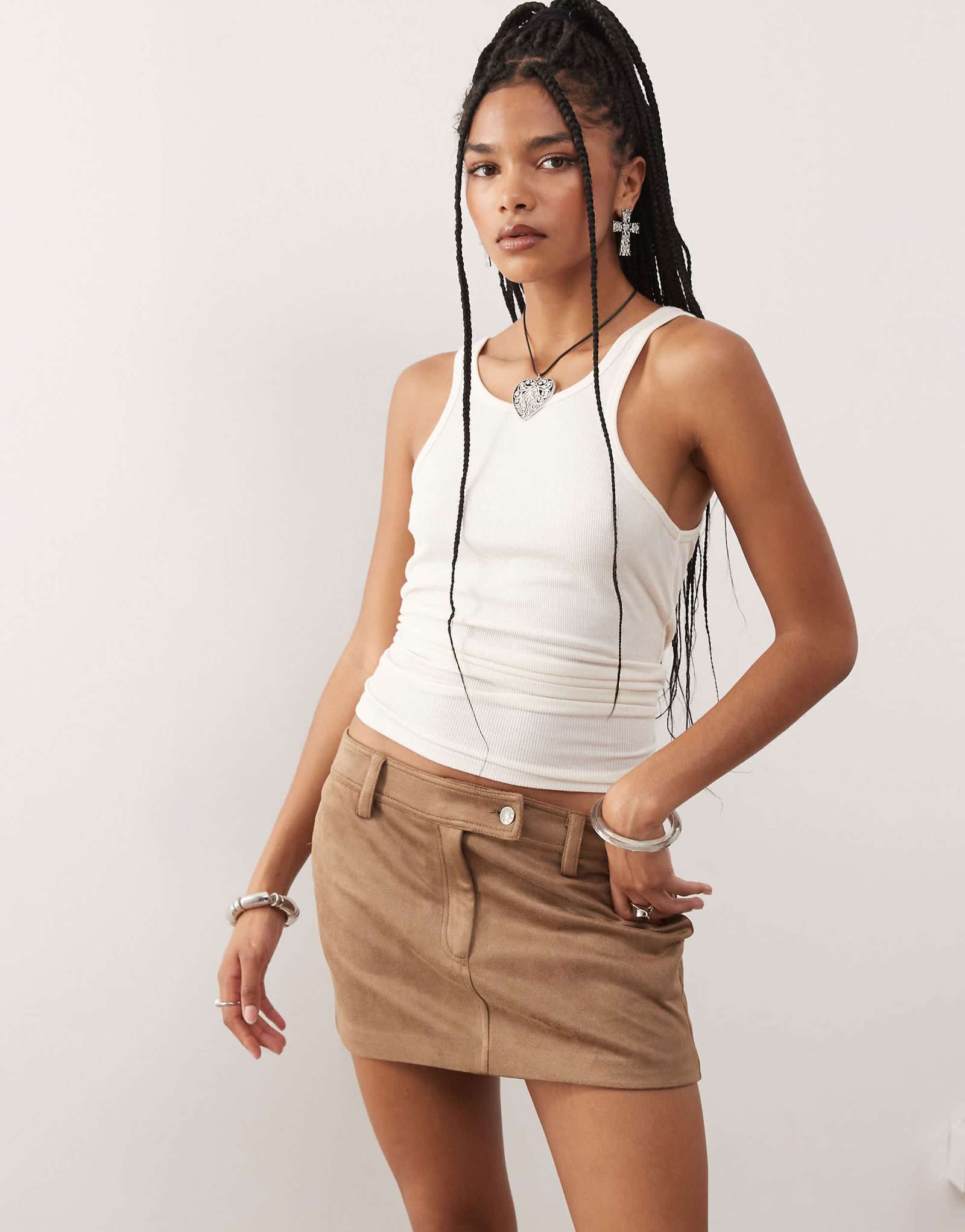 Мини-юбка из искусственной замши Lioness mirage с низкой посадкой верблюжьего цвета 14990₽