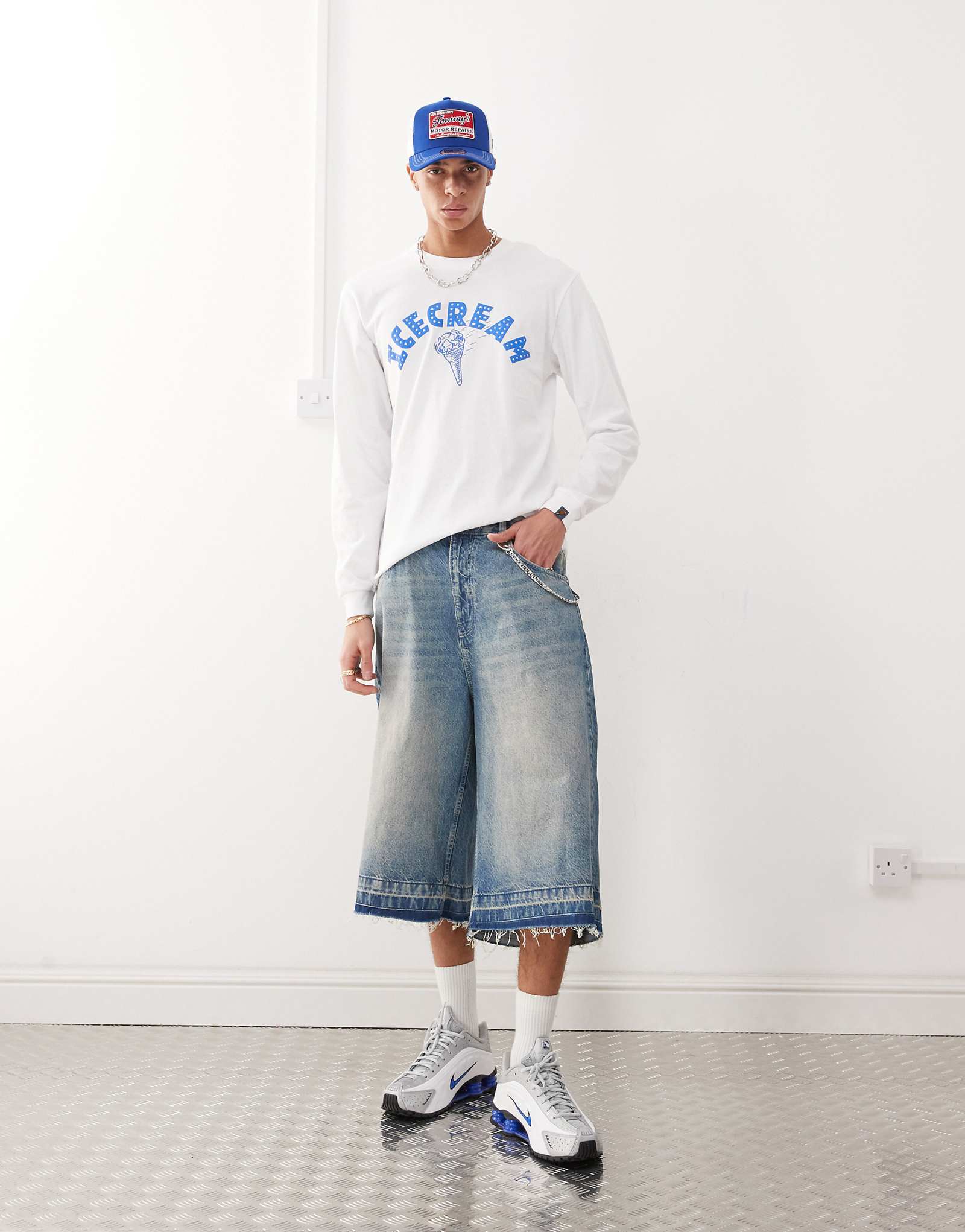 Белая футболка с длинным рукавом и принтом в виде рожка мороженого 9490₽