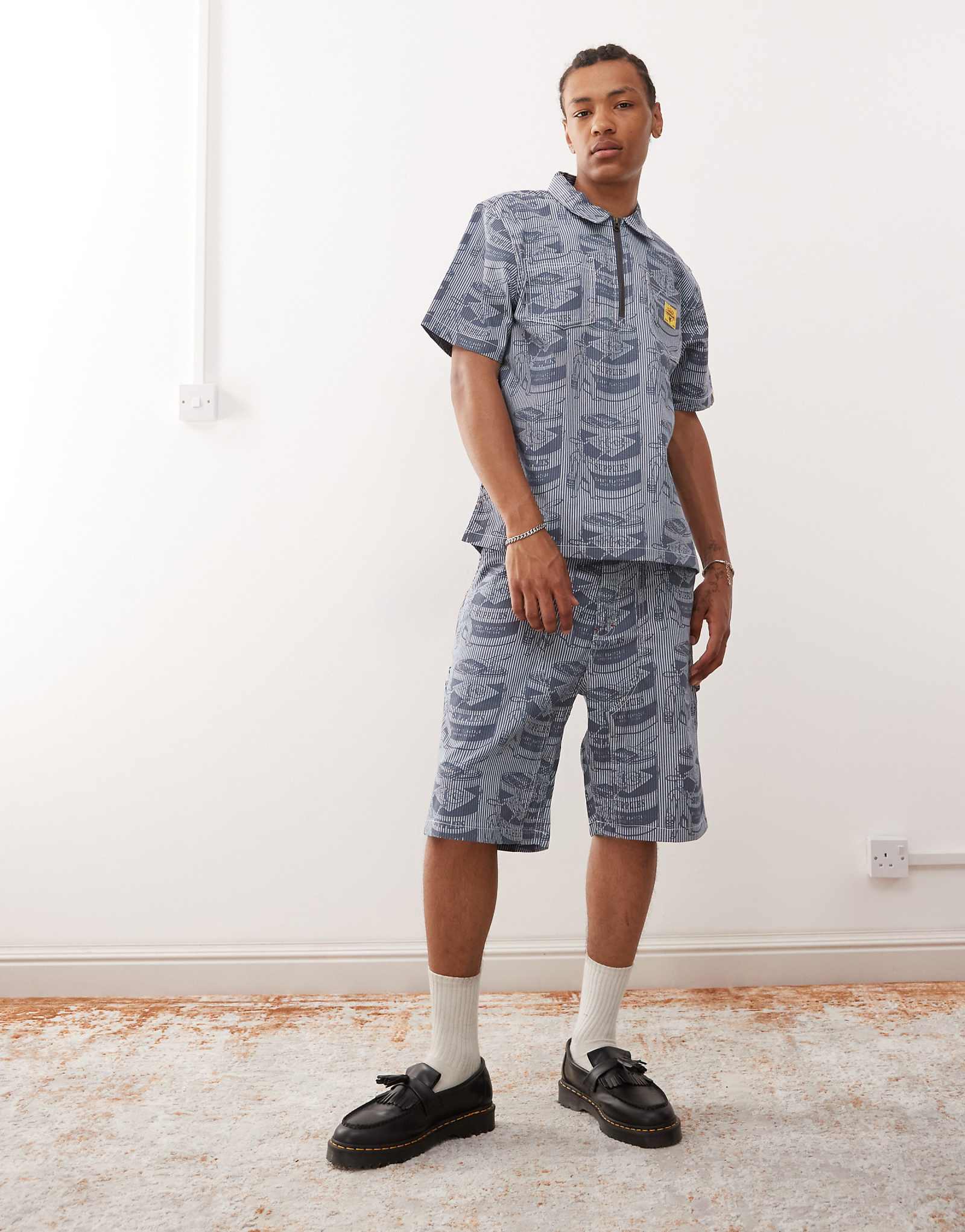 На синих шортах с принтом нанесены принадлежности для приготовления мороженого - часть комплекта 33990₽