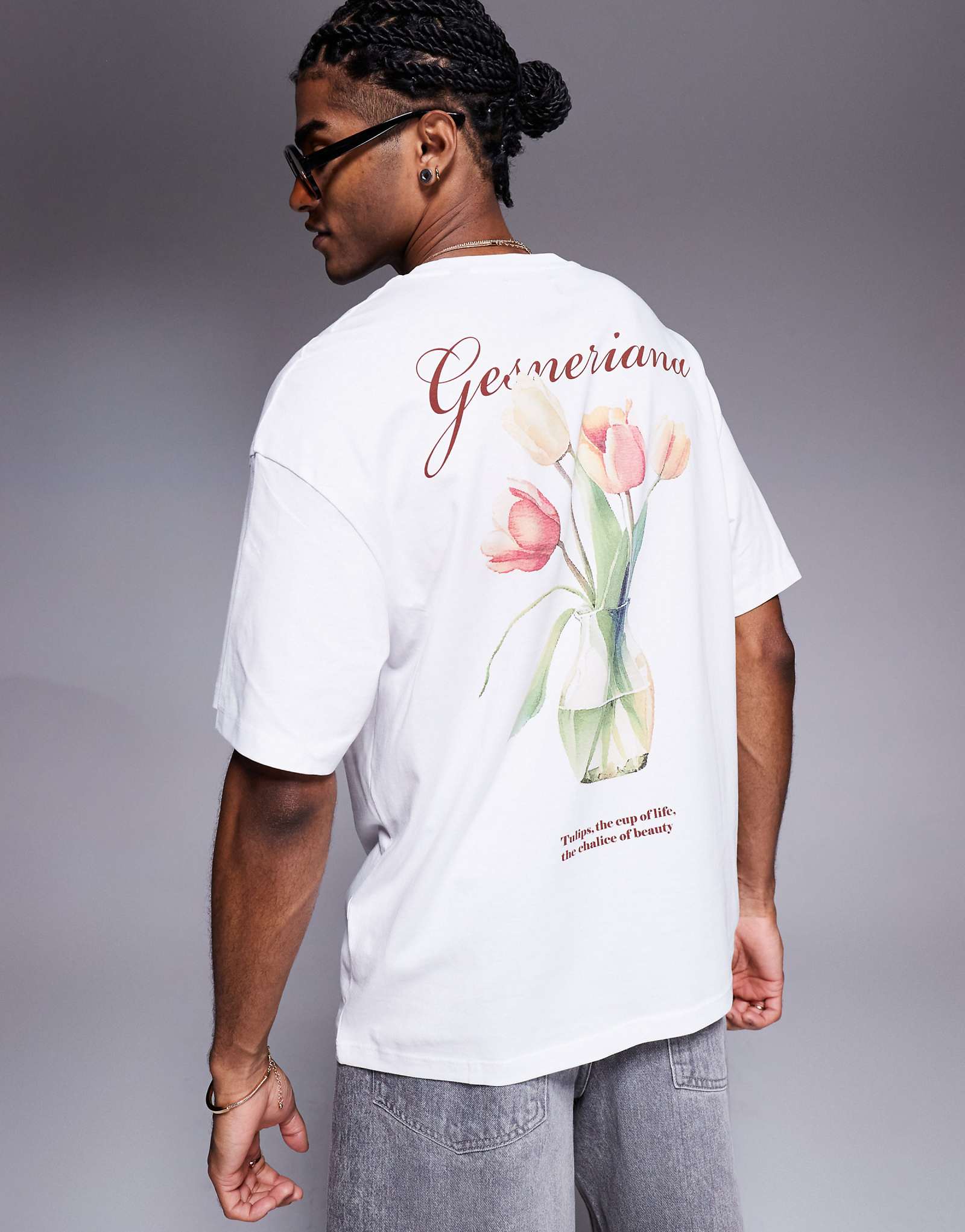 Футболка ADPT оверсайз кремового цвета с темно-красным цветочным принтом сзади