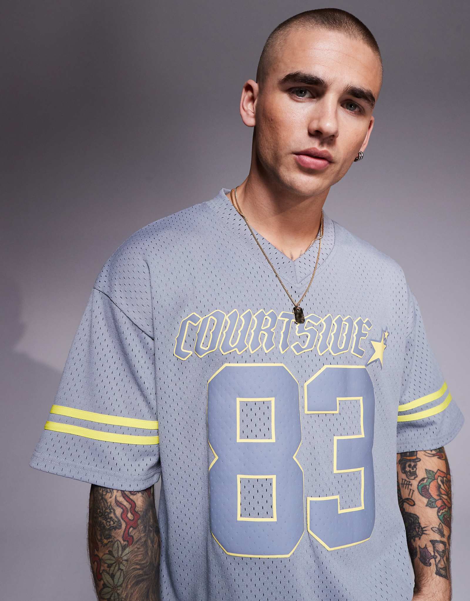 Облегающий спортивный топ темно-серого цвета в контрастную полоску