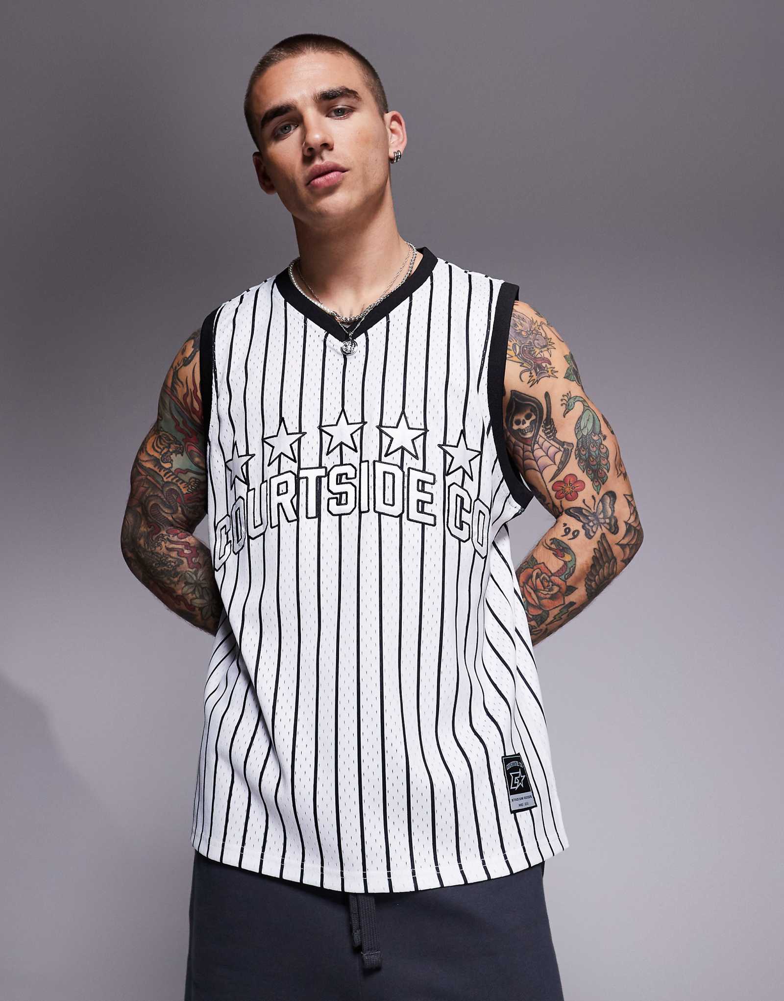 Объемный топ на бретелях в белую полоску с логотипом по бокам