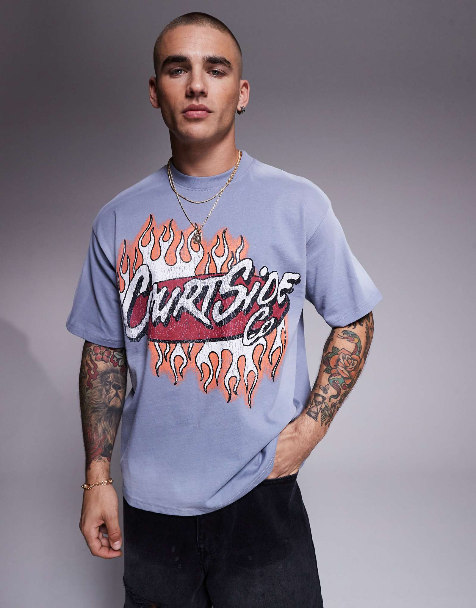 Синяя футболка оверсайз 250 гм с контрастным логотипом по бокам выполненная в синем цвете 9890₽