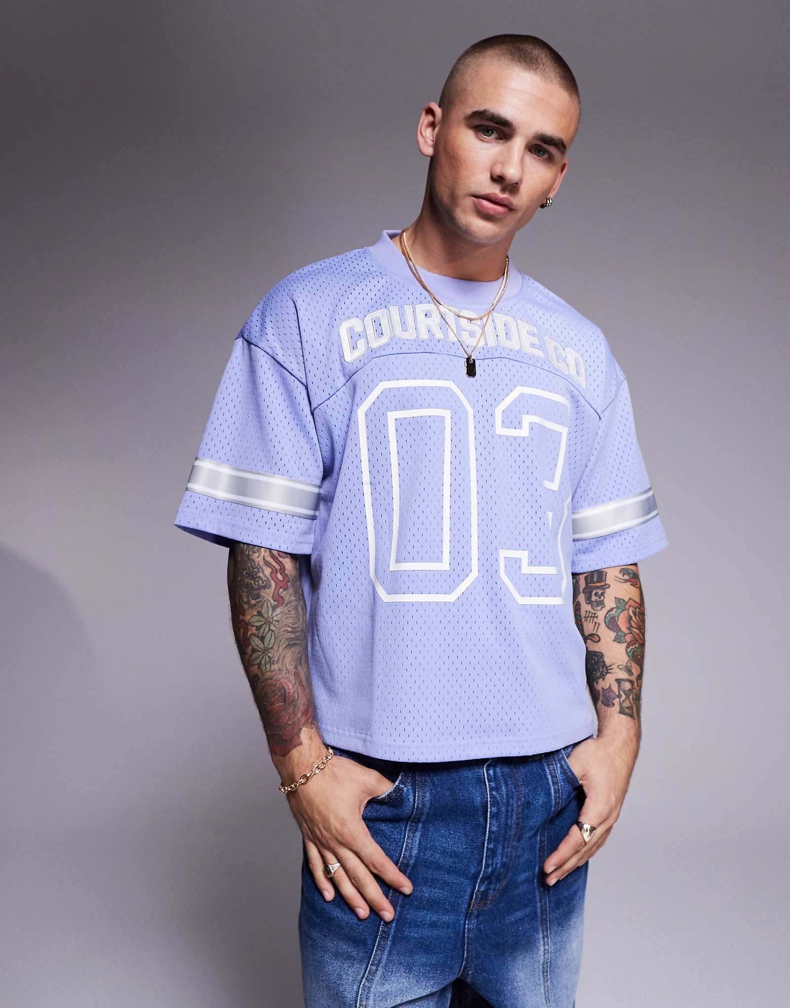 Облегающий спортивный топ синего цвета в контрастную полоску 11190₽