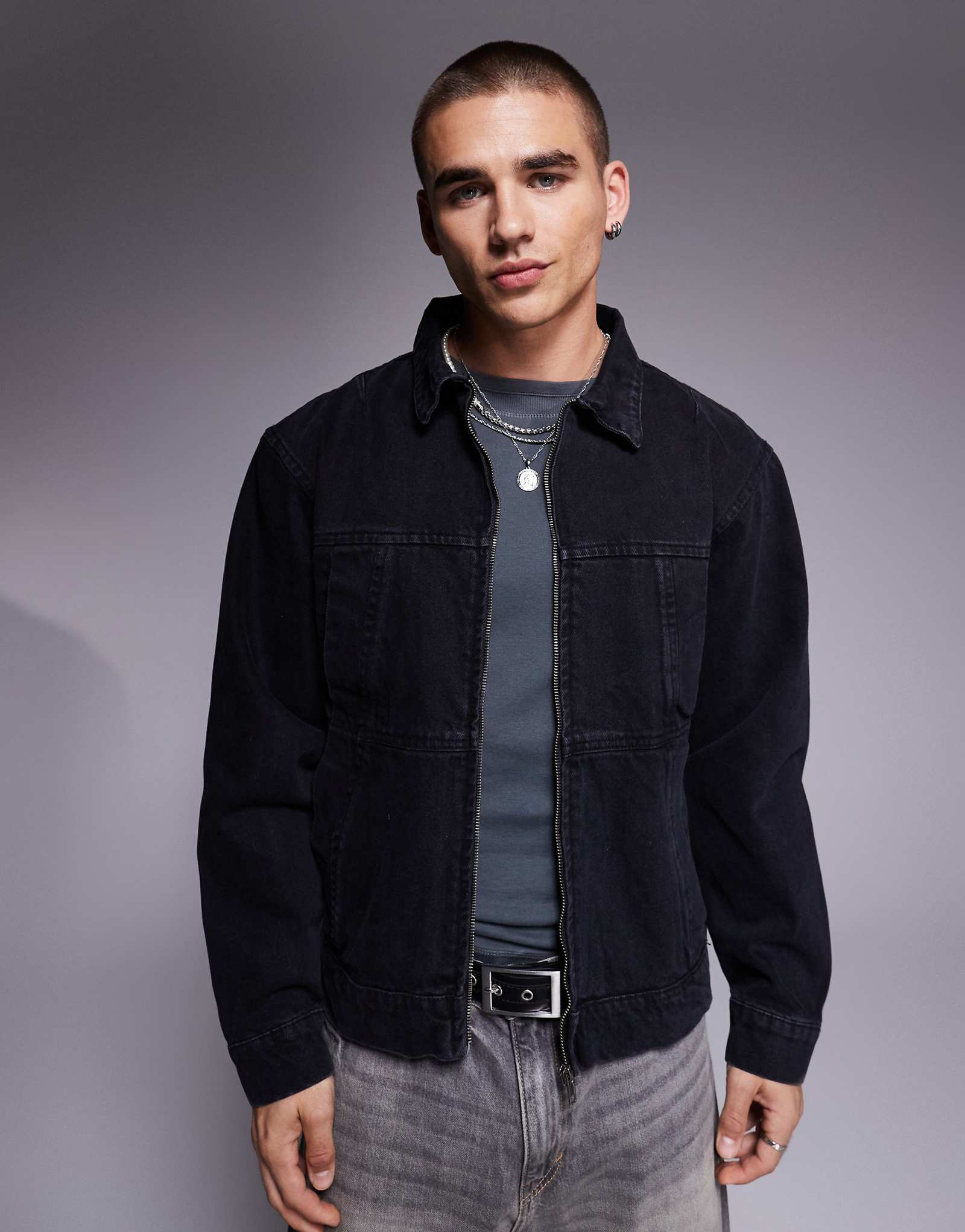 Джинсовая куртка с застежкой-молнией по бокам из выстиранного черного материала 20390₽