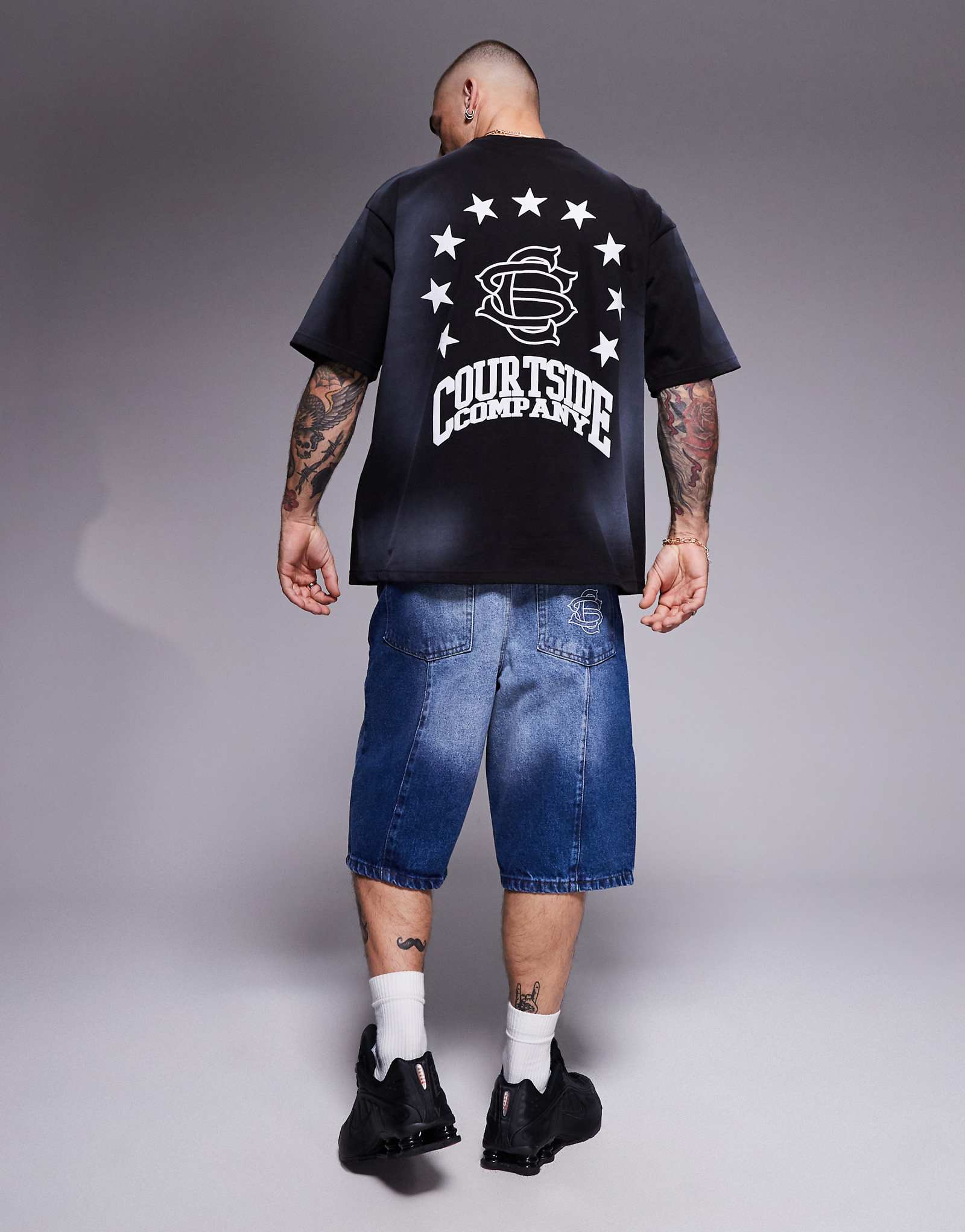 Облегающая футболка с контрастным логотипом на спине оверсайз 250 г/м, выстиранная черного цвета