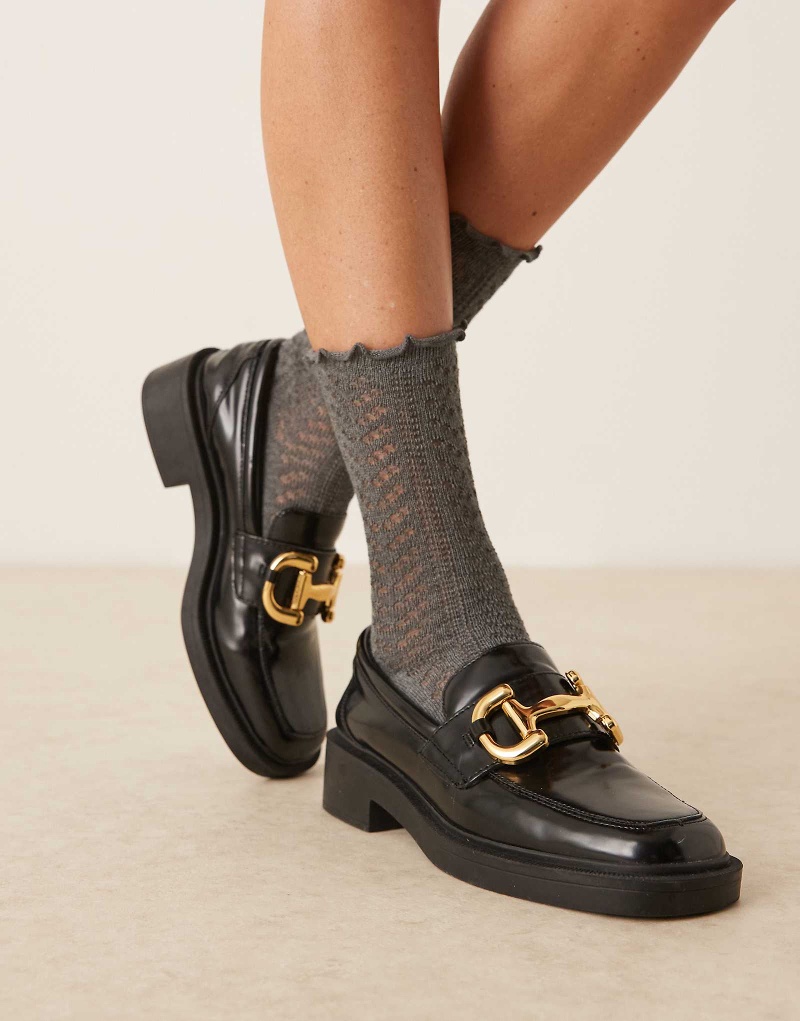 ДИЗАЙНЕРСКИЕ гольфы ASOS pointelle на щиколотке с оборкой по краю темно-серого цвета 1890₽