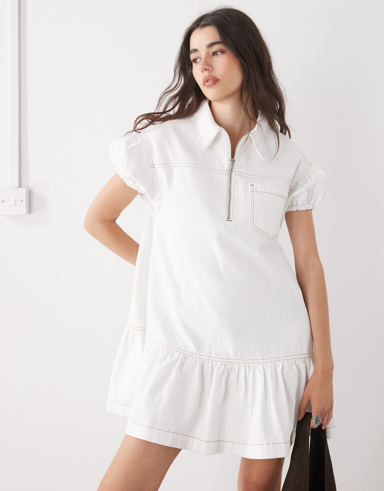 Джинсовое платье-халат COLLUSION цвета экрю 7390₽