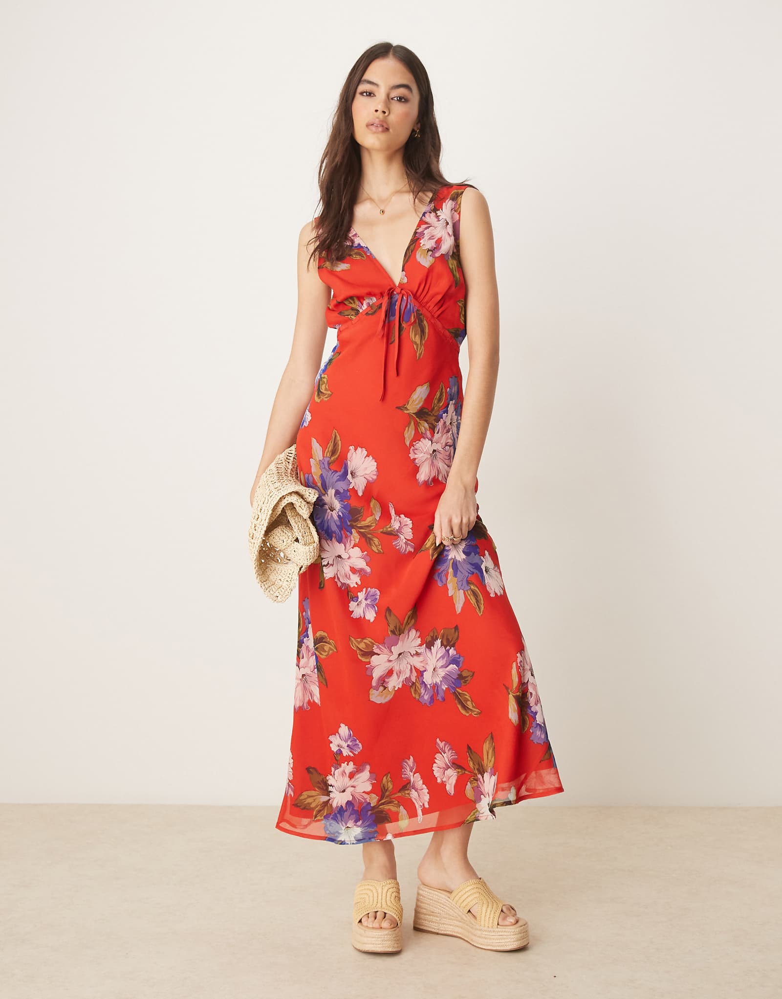 Облегающее миди-платье ASOS DESIGN с высоким V-образным вырезом и завязкой на груди в красный цветочный принт 10790₽