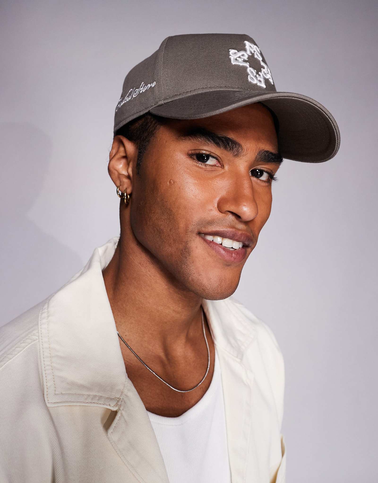 Выцветшая коричневая крышка с монограммой магазина