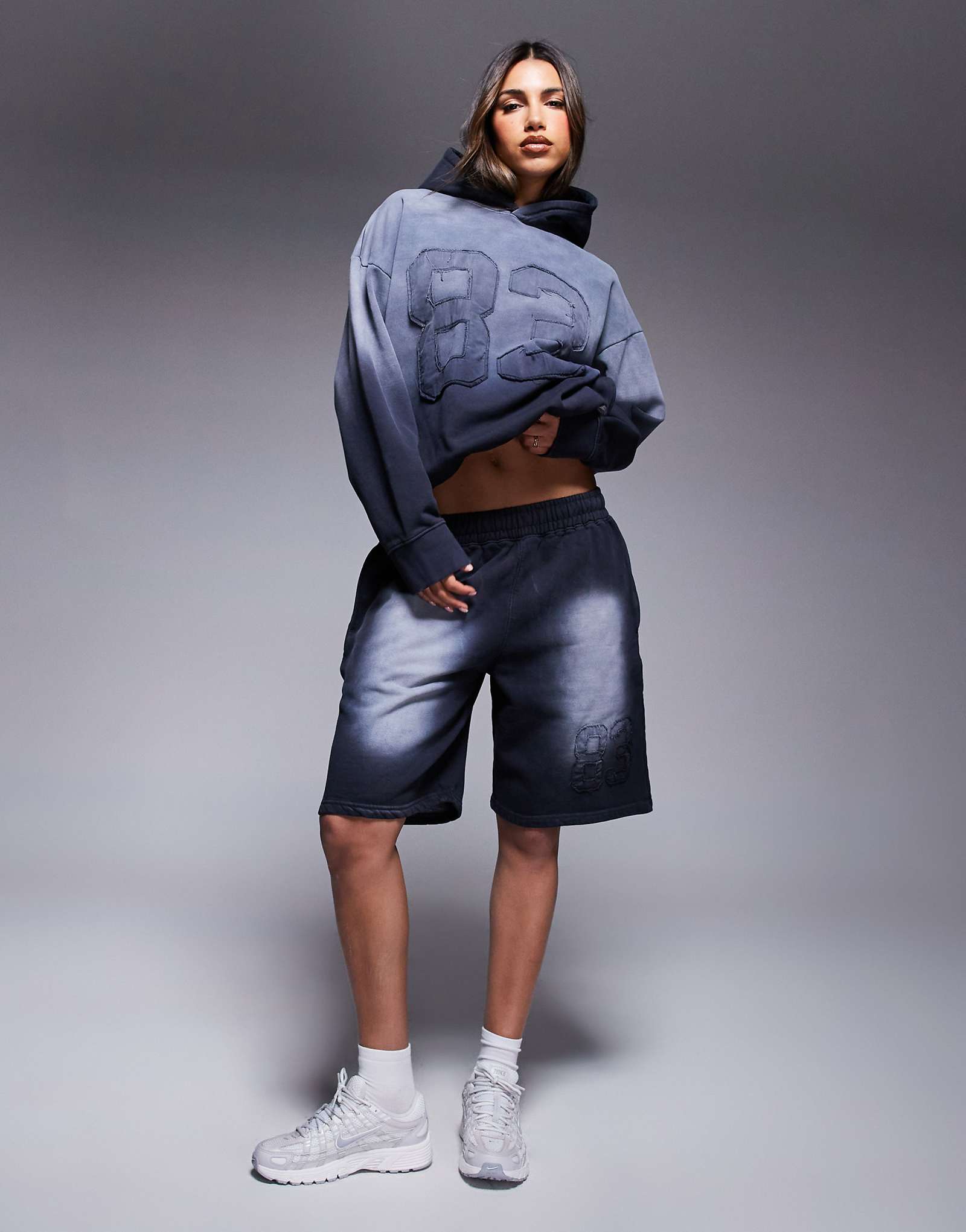 Спортивные шорты свободного кроя с необработанным подолом черного цвета, выполненные в спортивном стиле - часть комплекта