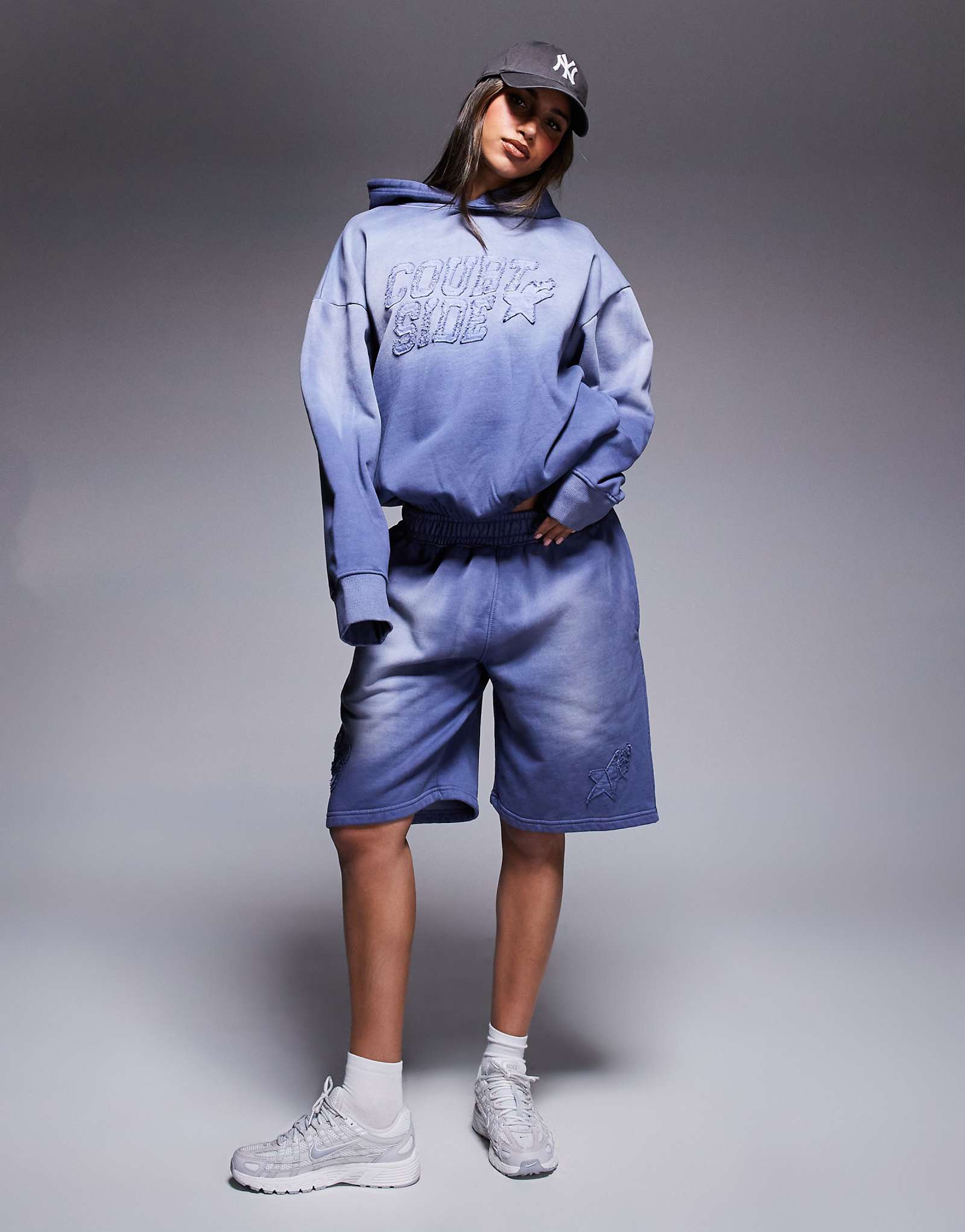 Шорты свободного кроя с необработанным низом выполненные в голубых тонах украшенные логотипом по бокам - часть комплекта 11190₽