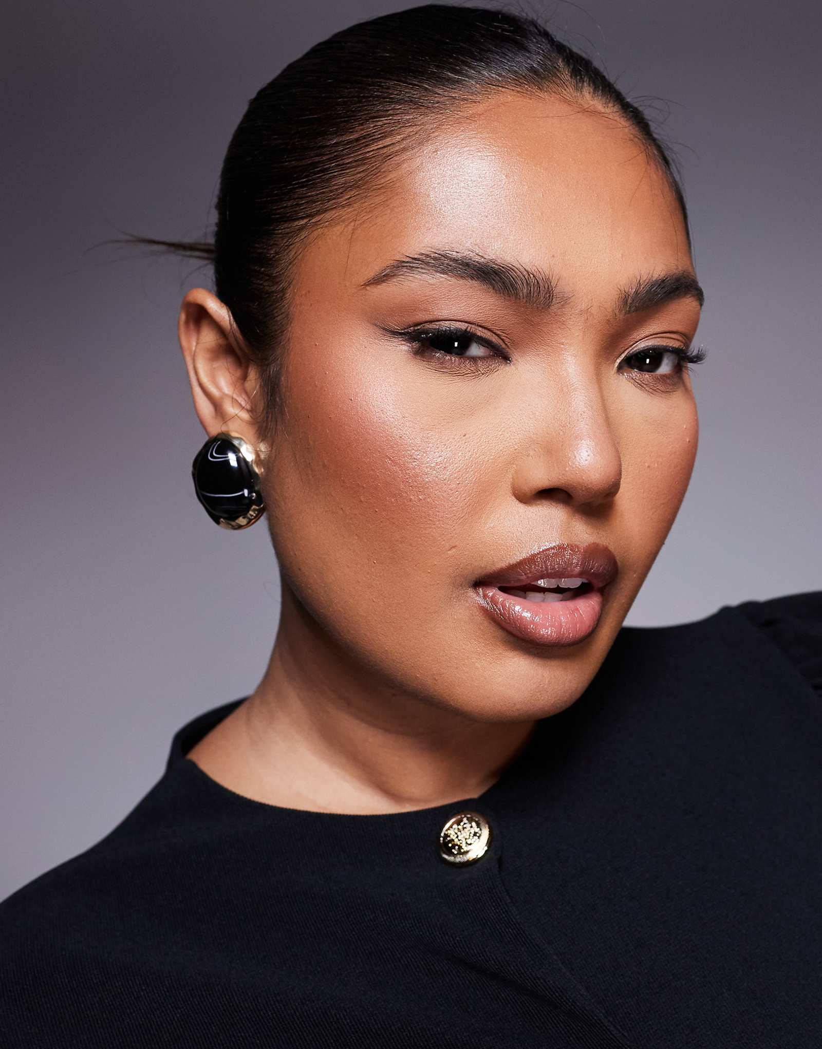 8 Других причин, по которым серьги-гвоздики из черной смолы золотого оттенка